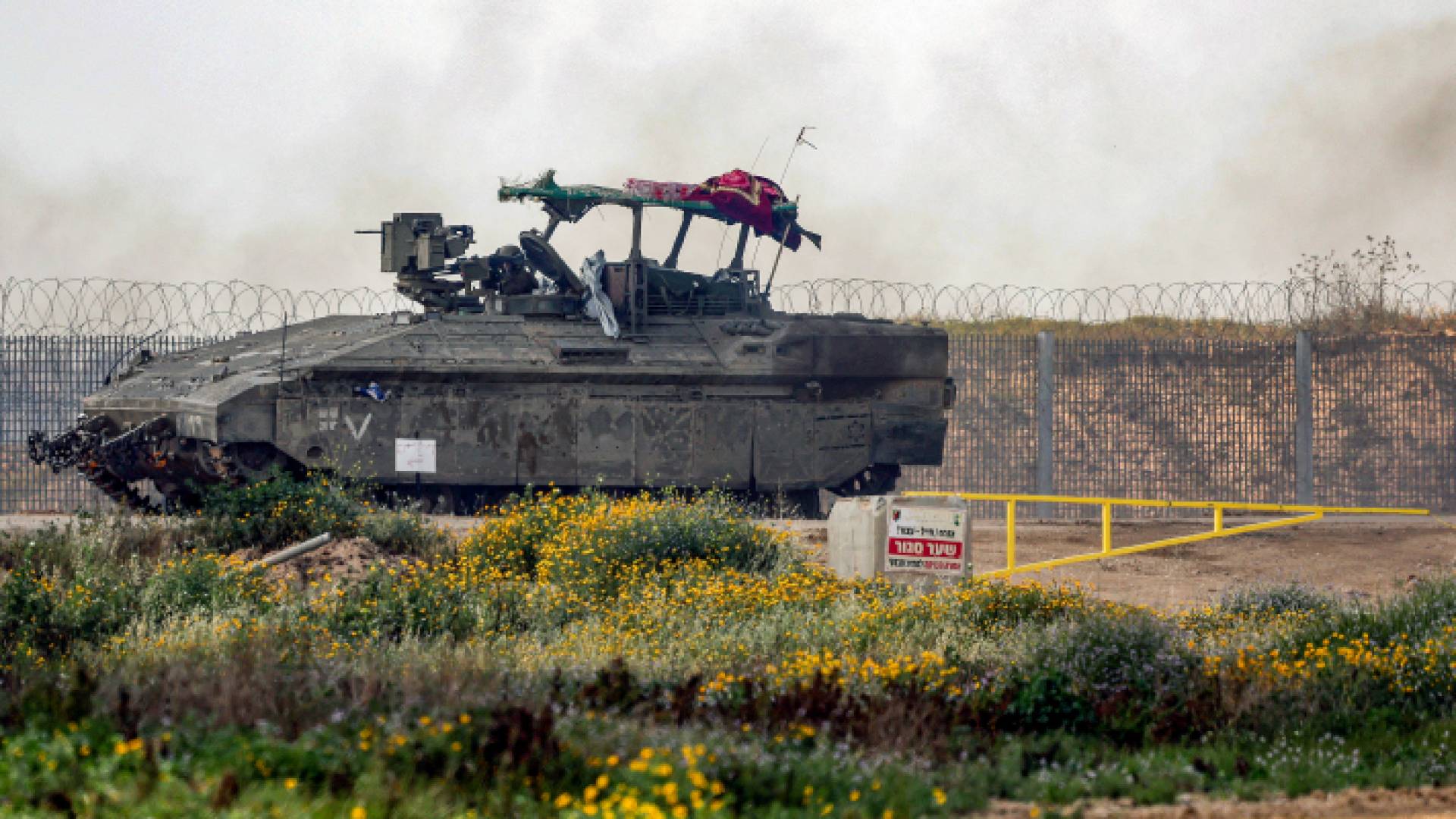 آلية تابعة لجيش الاحتلال قرب موقع على طول حدود غزة - AFP