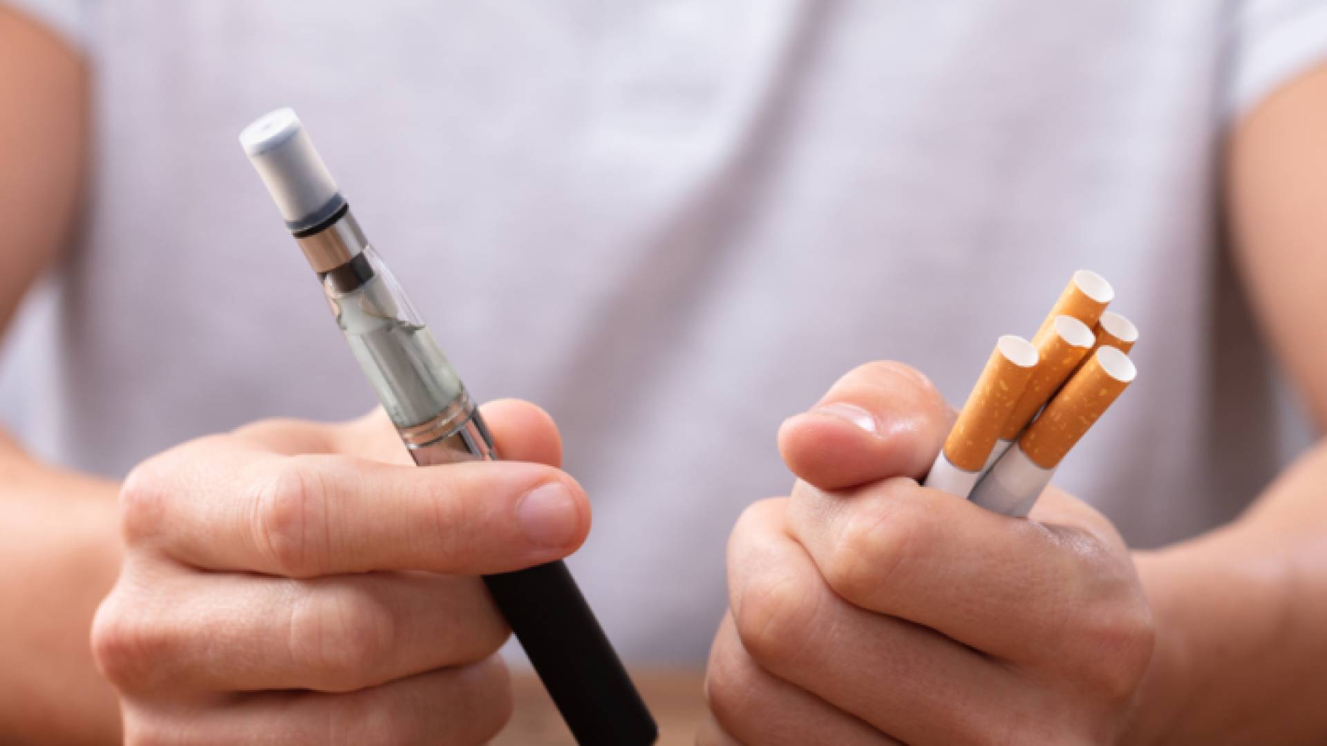 شخص يحمل سجائر