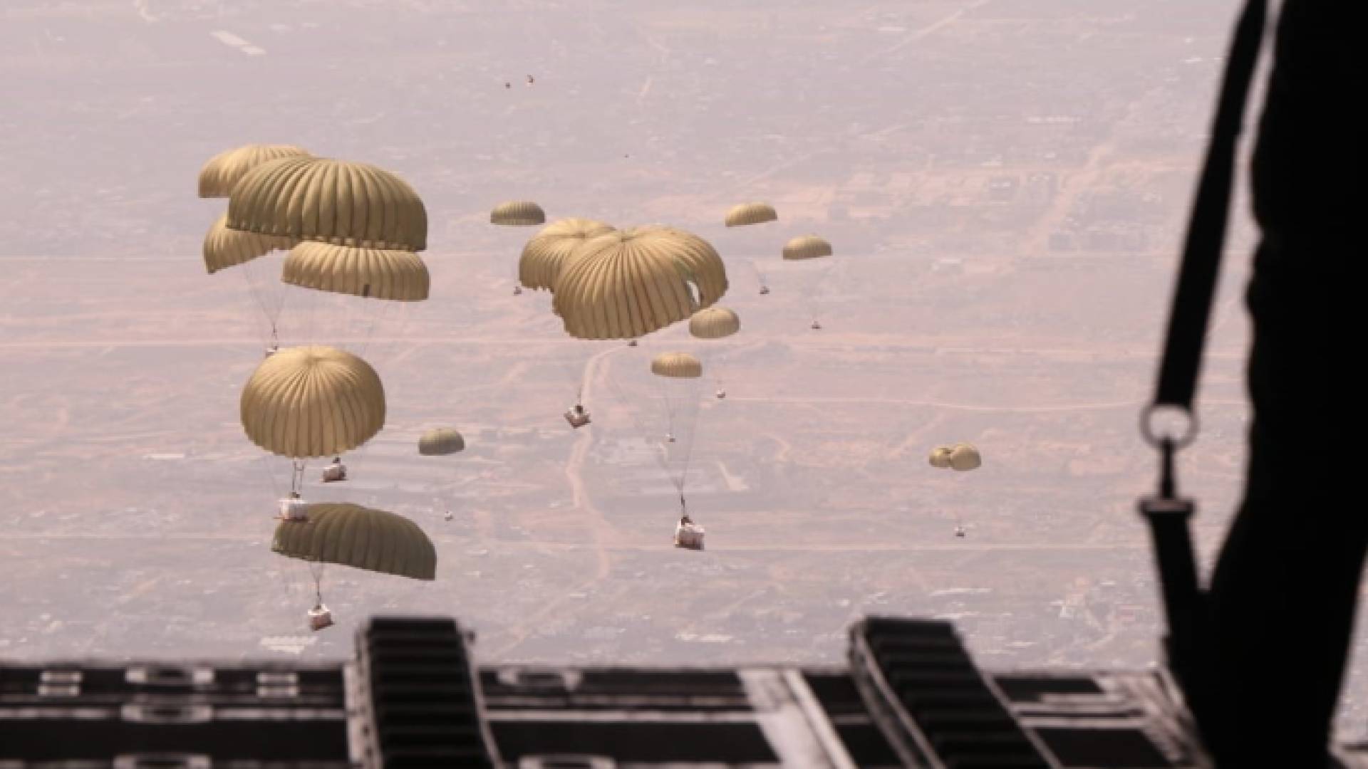 إنزال جوي لمظلات تحمل مساعدات على غزة