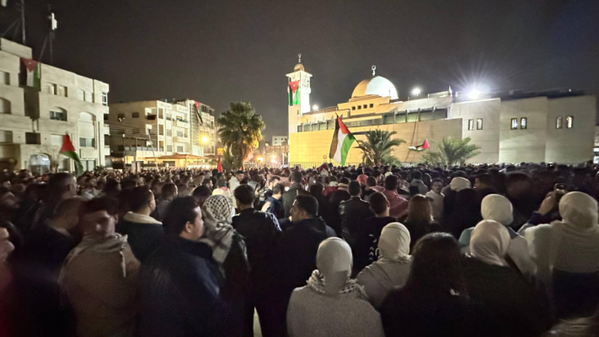 مشاركون في وقفة تضامنية في ساحة الكالوتي بعمان