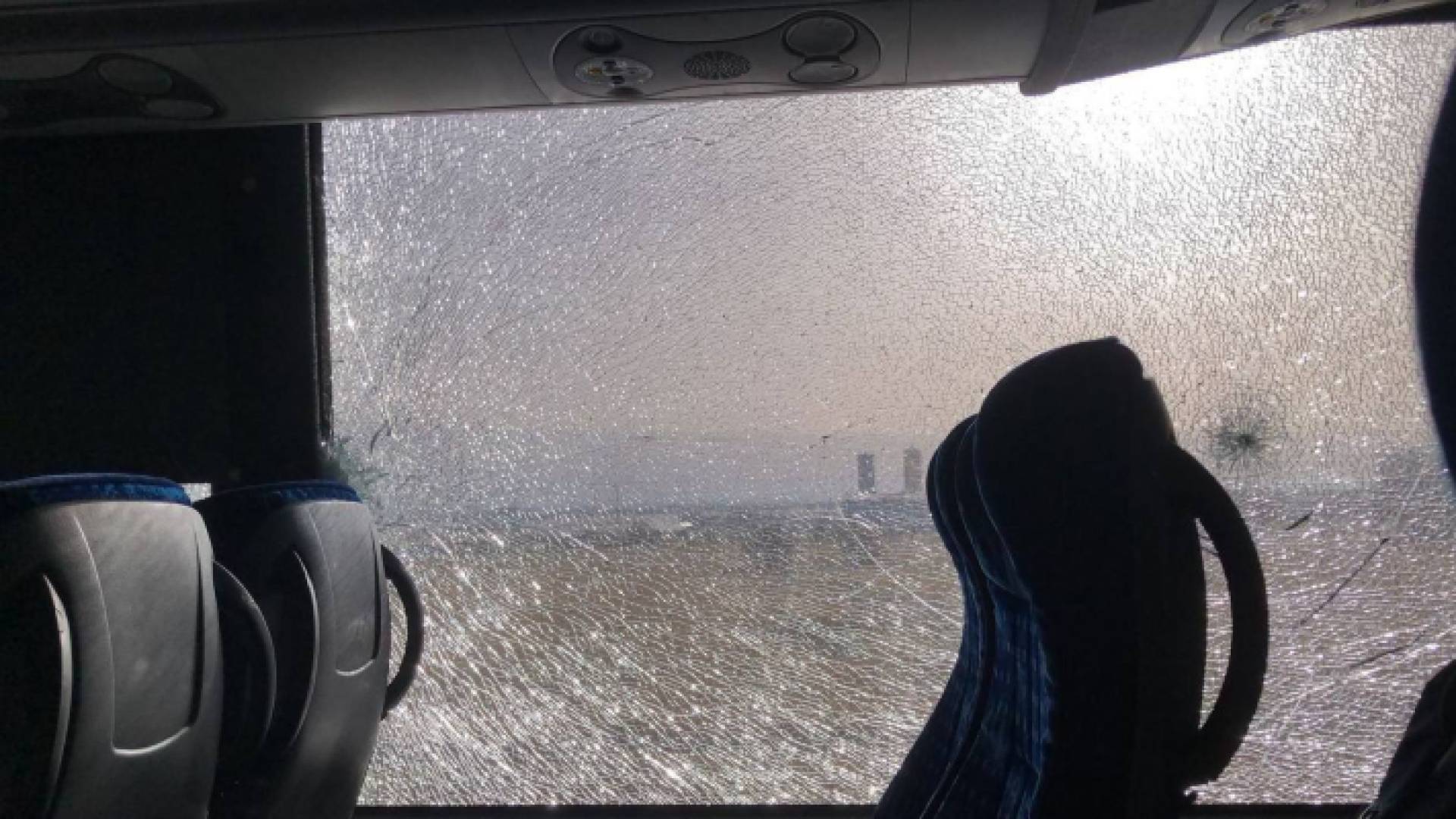 صورة من داخل حافلة المستوطنين التي تعرضت لإطلاق النار