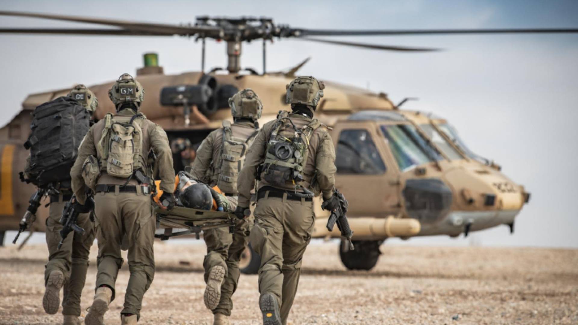 طائرة مروحية تابعة للاحتلال تنقل أحد المصابين - أرشيفية