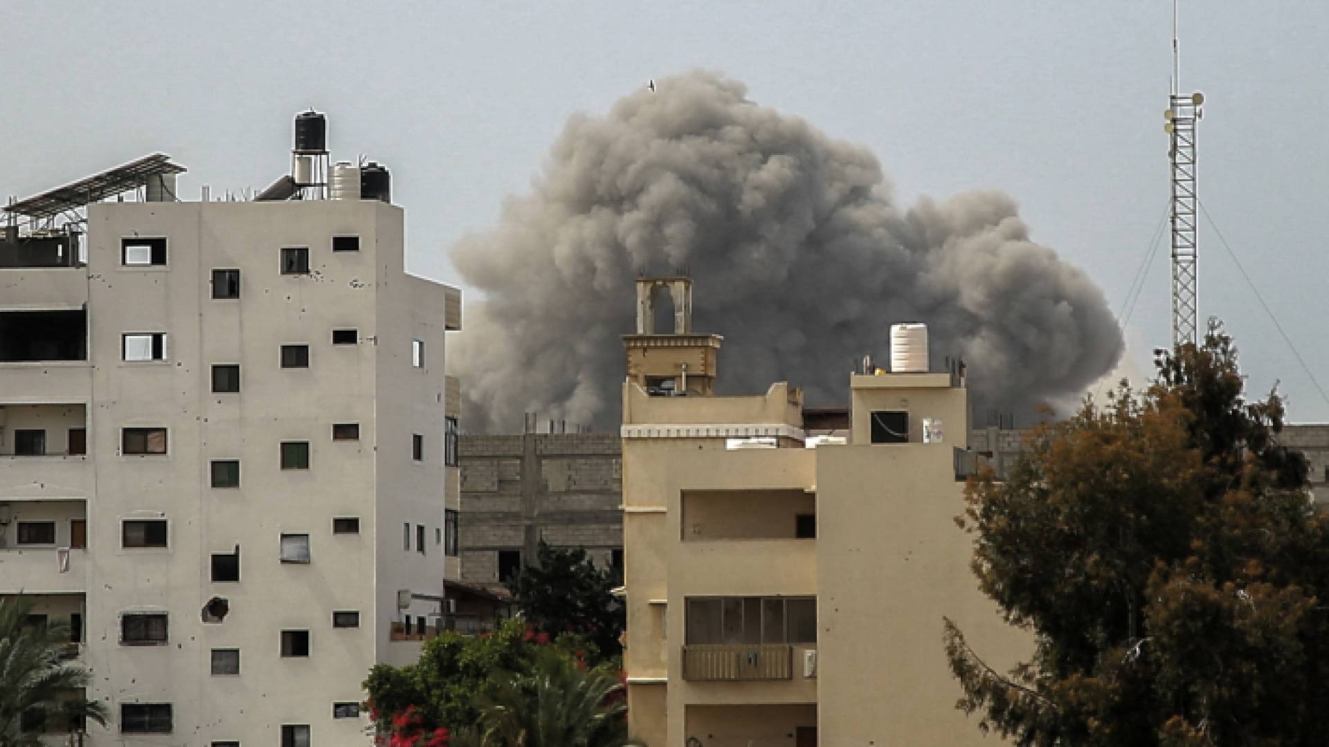 تصاعد أعمدة الدخان جراء القصف على احدى البنايات في غزة
