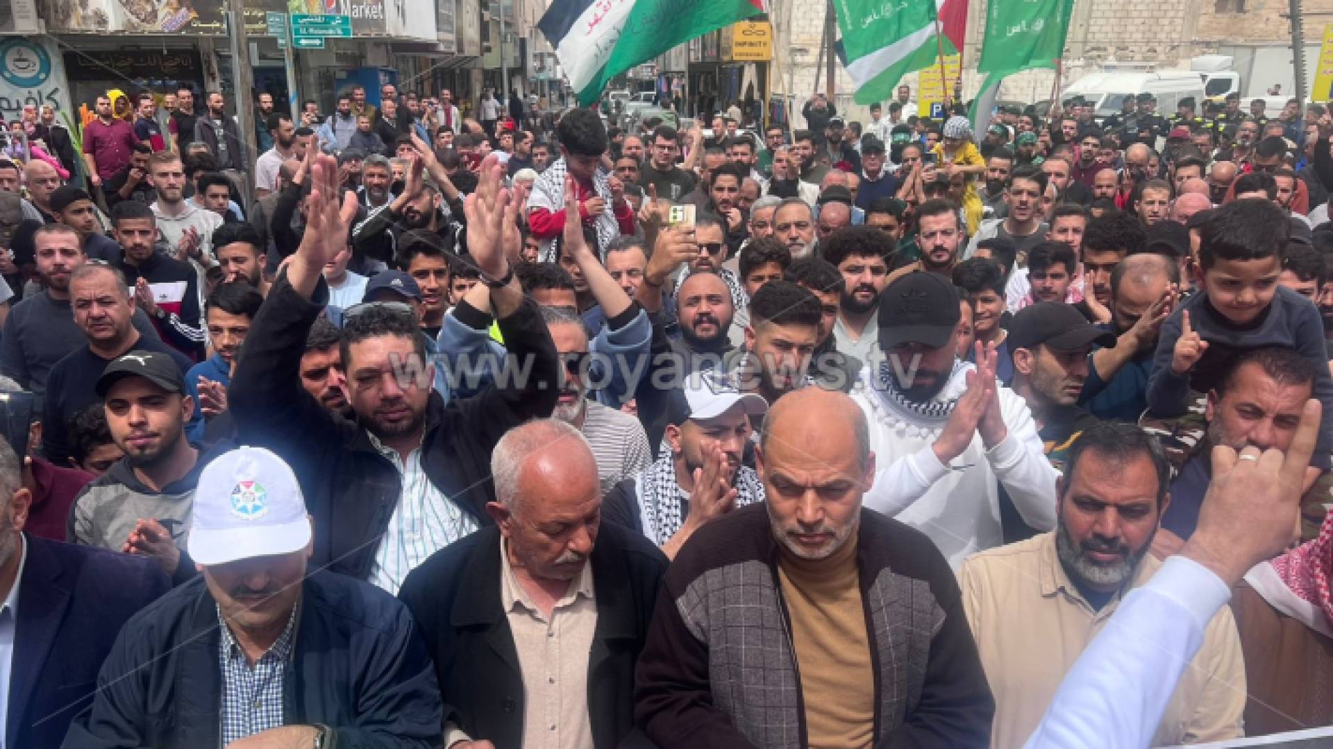 مشاركون في مسيرة منددة للعدوان على غزة في محافظة إربد
