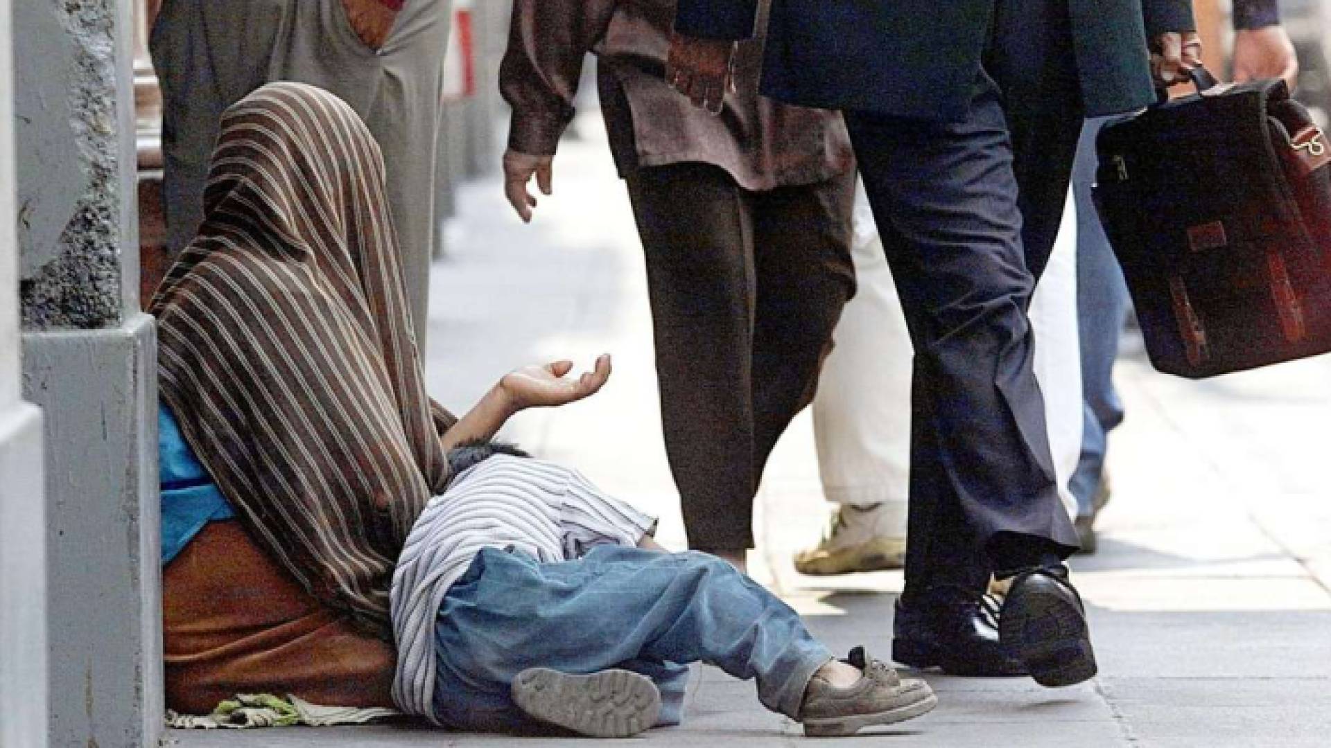 متسولة في الطريق العام