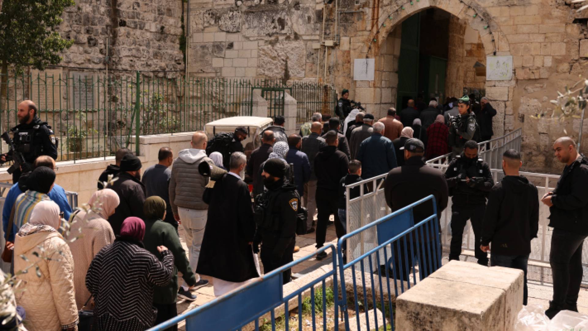 فلسطينيون يتوافدون إلى المسجد الأقصى لأداء صلاة الجمعة