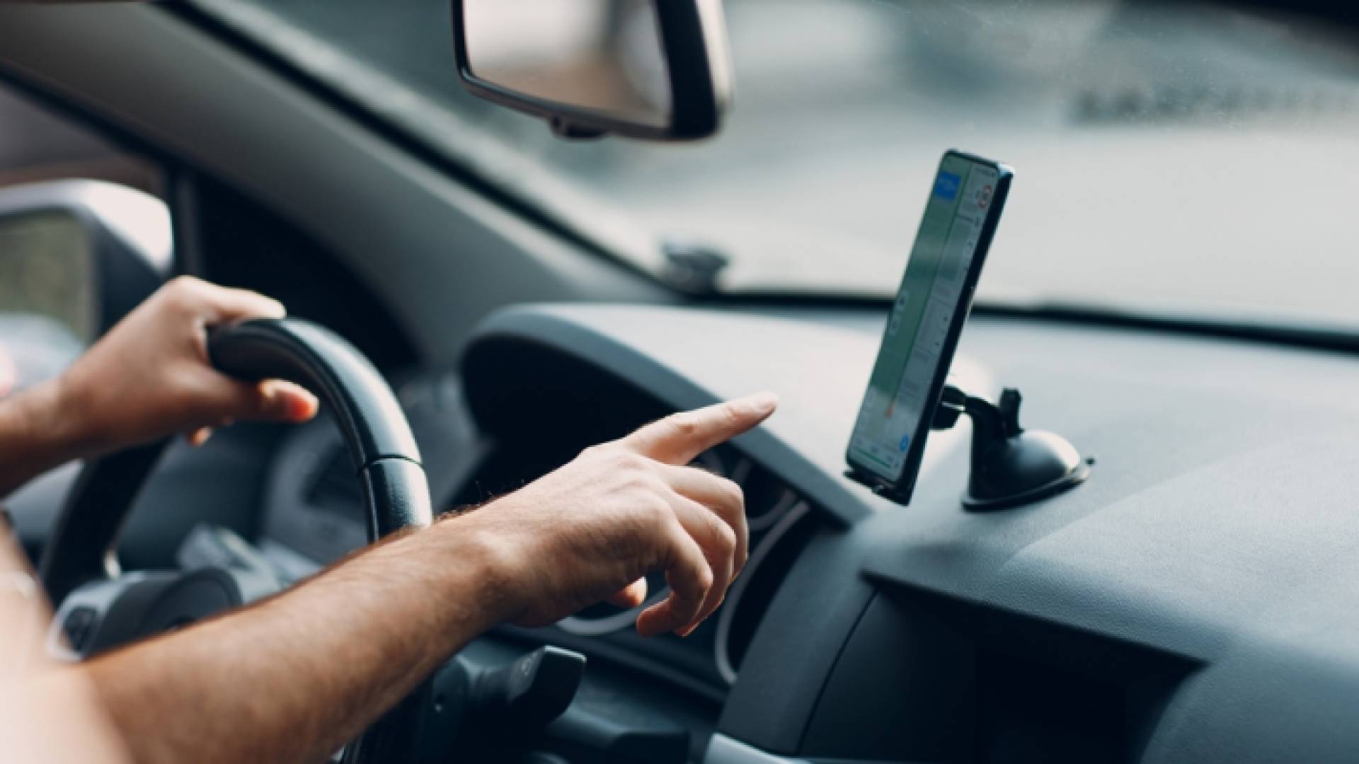 شخص يستخدم أحد تطبيقات النقل