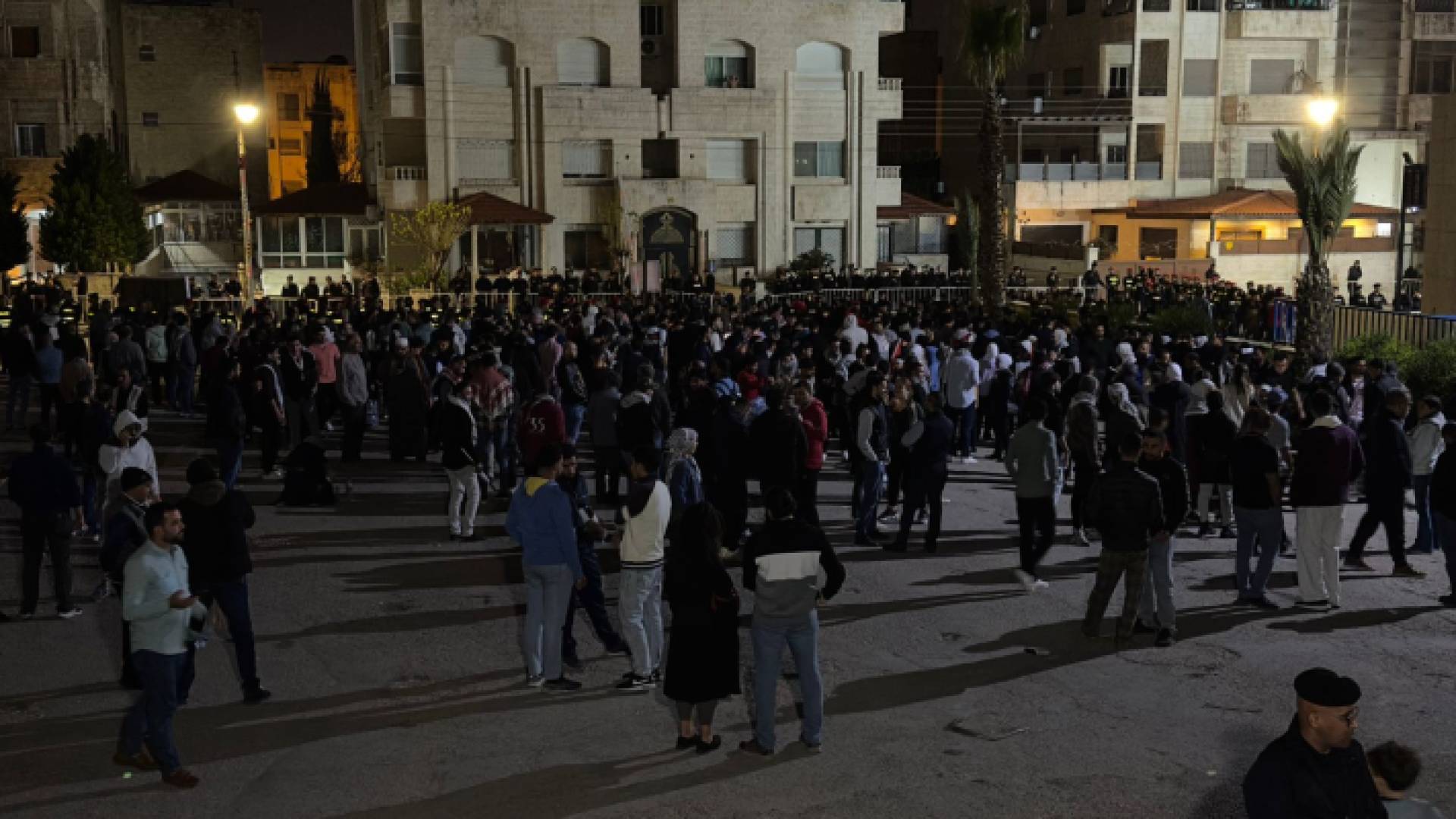 مشاركون في الوقفة الاحتجاجية بالقرب من مسجد الكالوتي بمنطقة الرابية