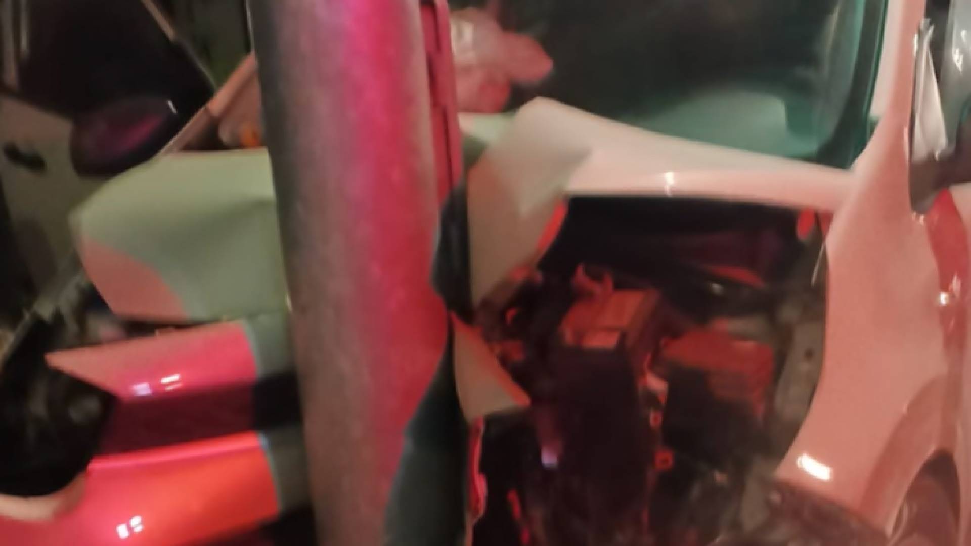 حادث تصادم مركبة بعامود إشارة في عمان