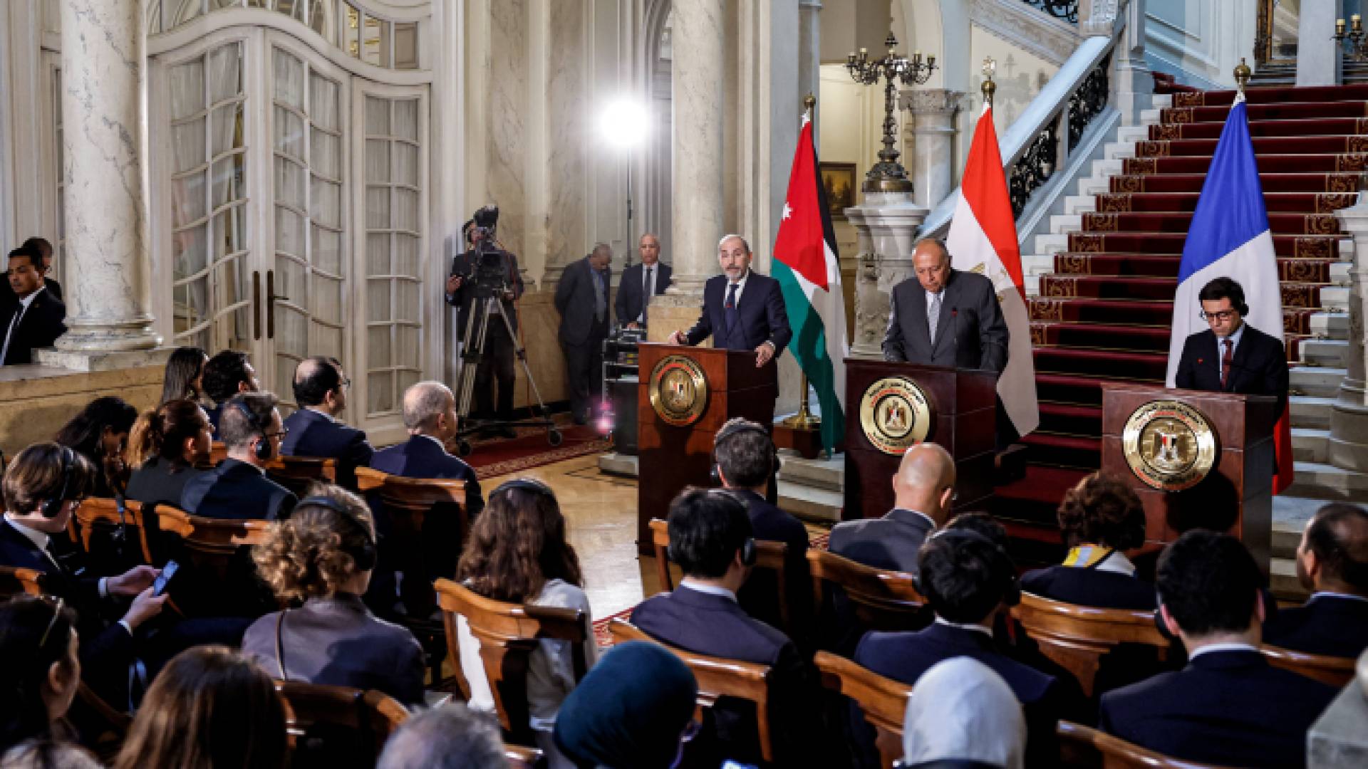 الصفدي يشارك بالاجتماع الوزاري الثلاثي في مصر