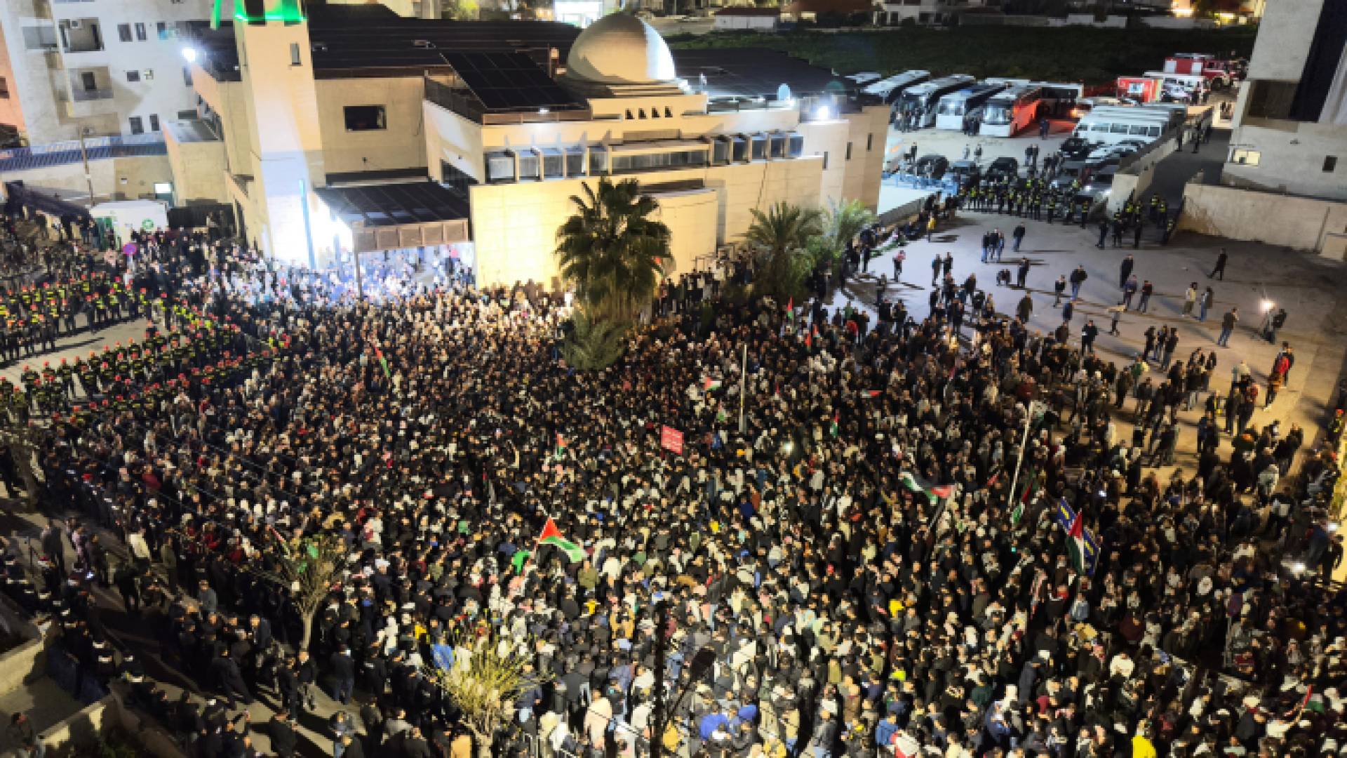 متظاهرون في ساحة الكالوتي بمنطقة الرابية بالعاصمة عمان