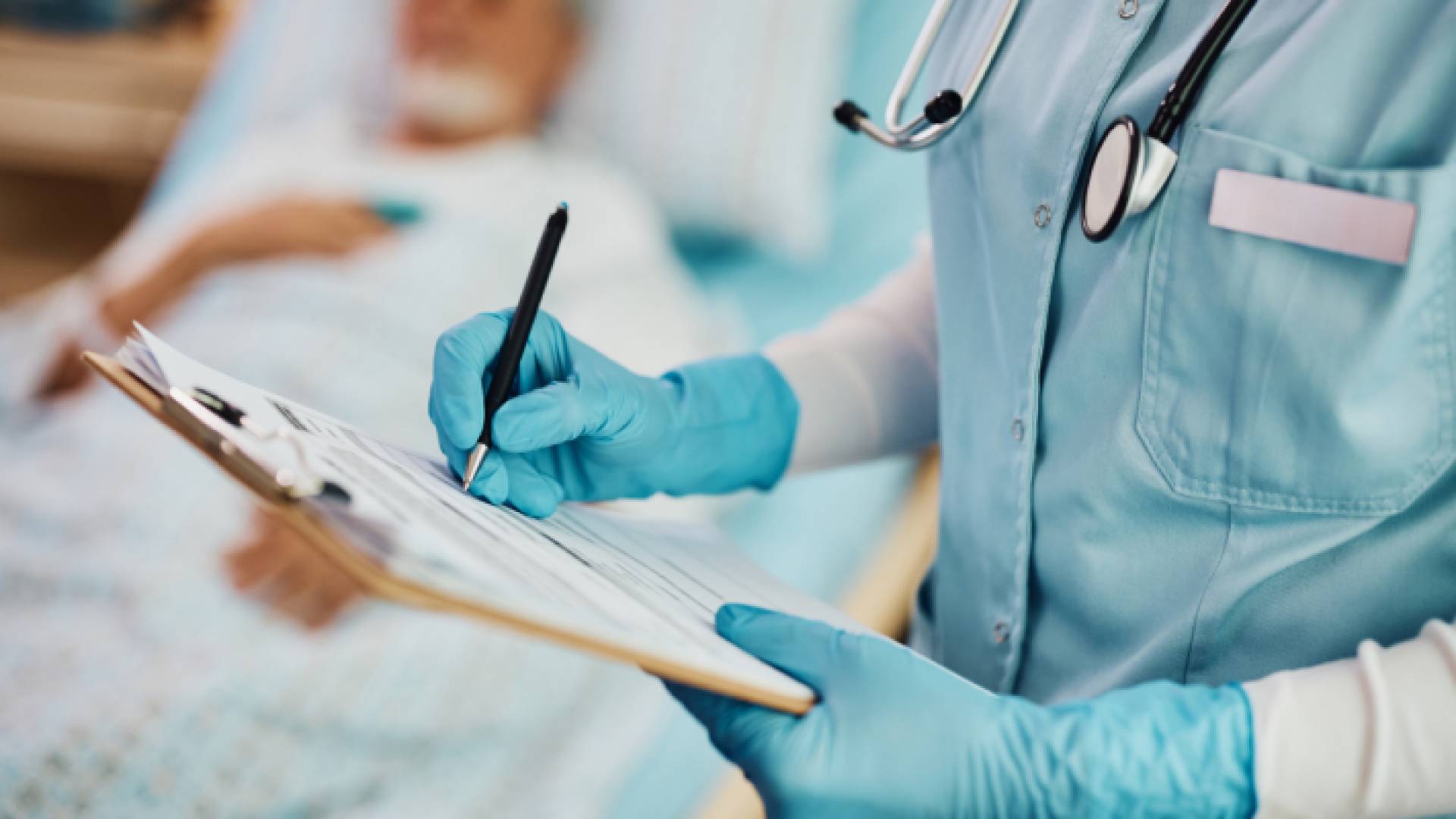 ممرض أثناء قيامه بممارسة مهنته