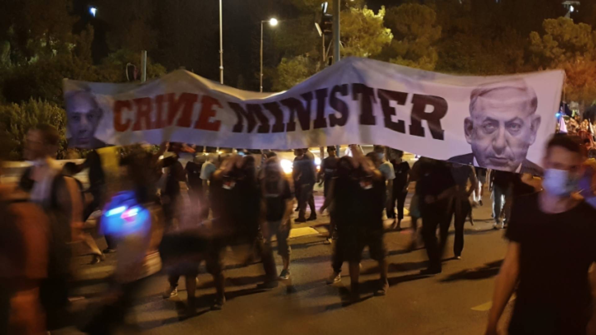 لافتة رفعت بتل أبيب تبين أن نتنياهو "وزير حرب"