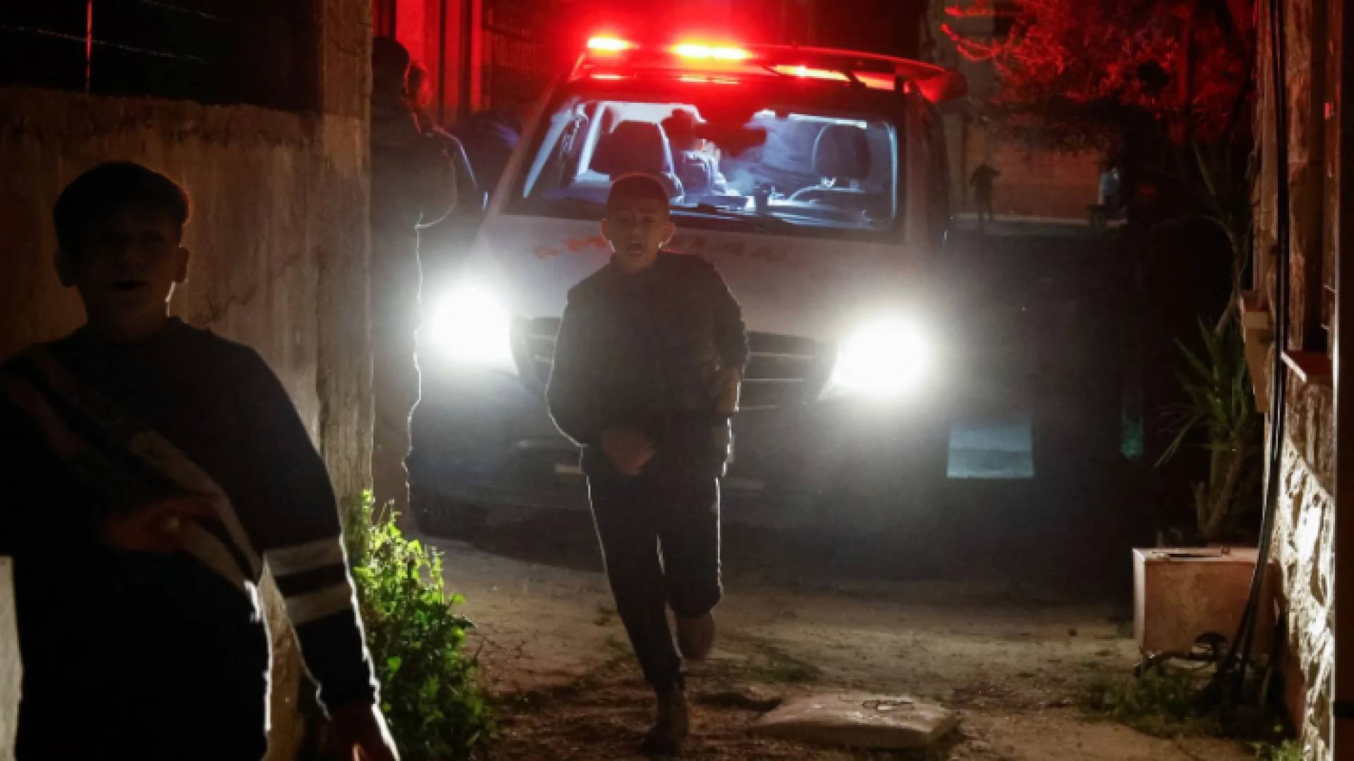 سيارة اسعاف في الضفة الغربية خلال اندلاع مواجهات