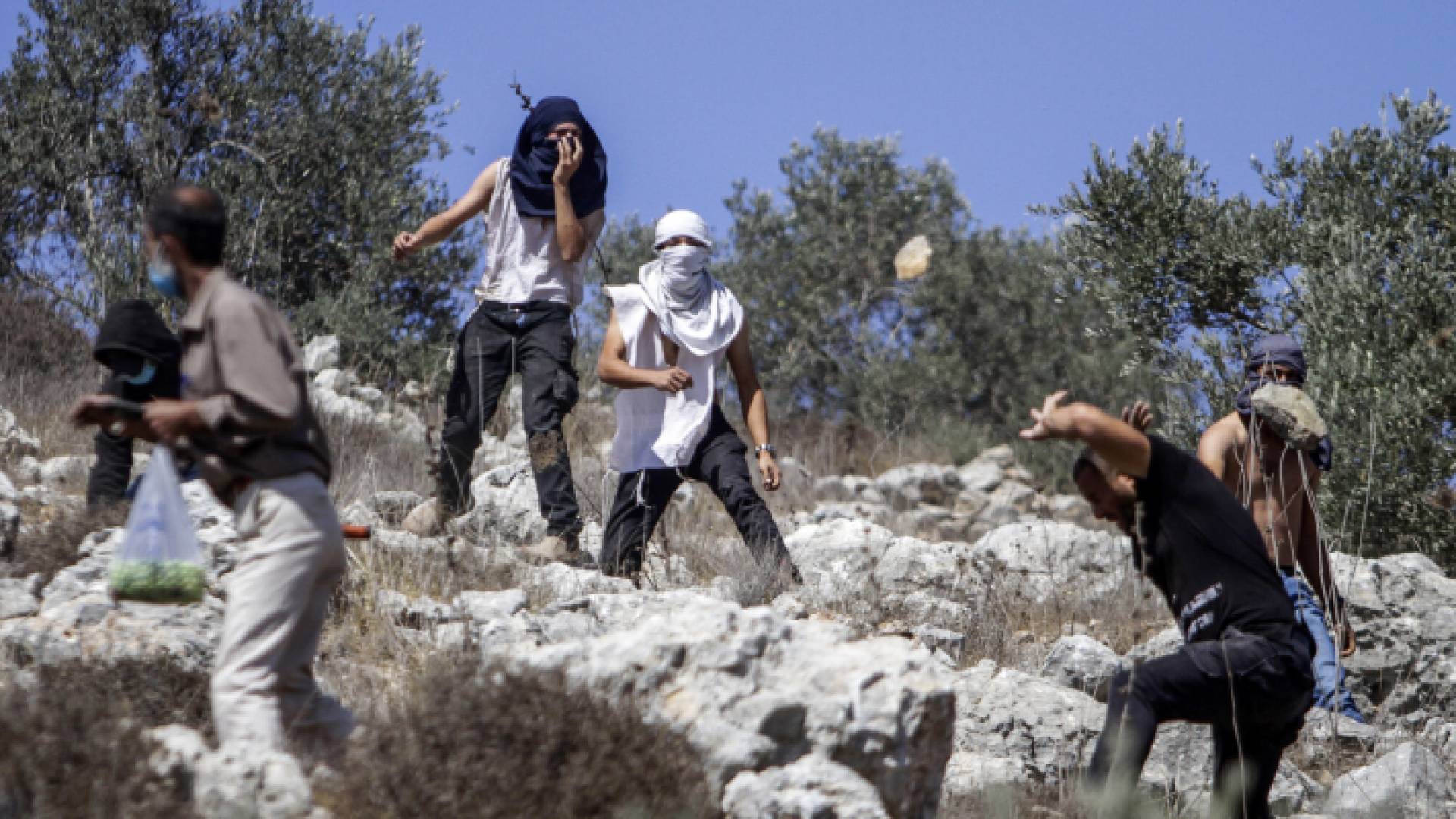 مستوطنون يهاجمون فلسطينيين - أرشيفية