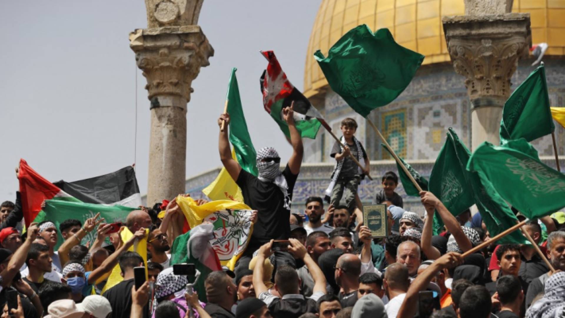 فلسطينيون أمام بوابات المسجد الأقصى - أرشيفية