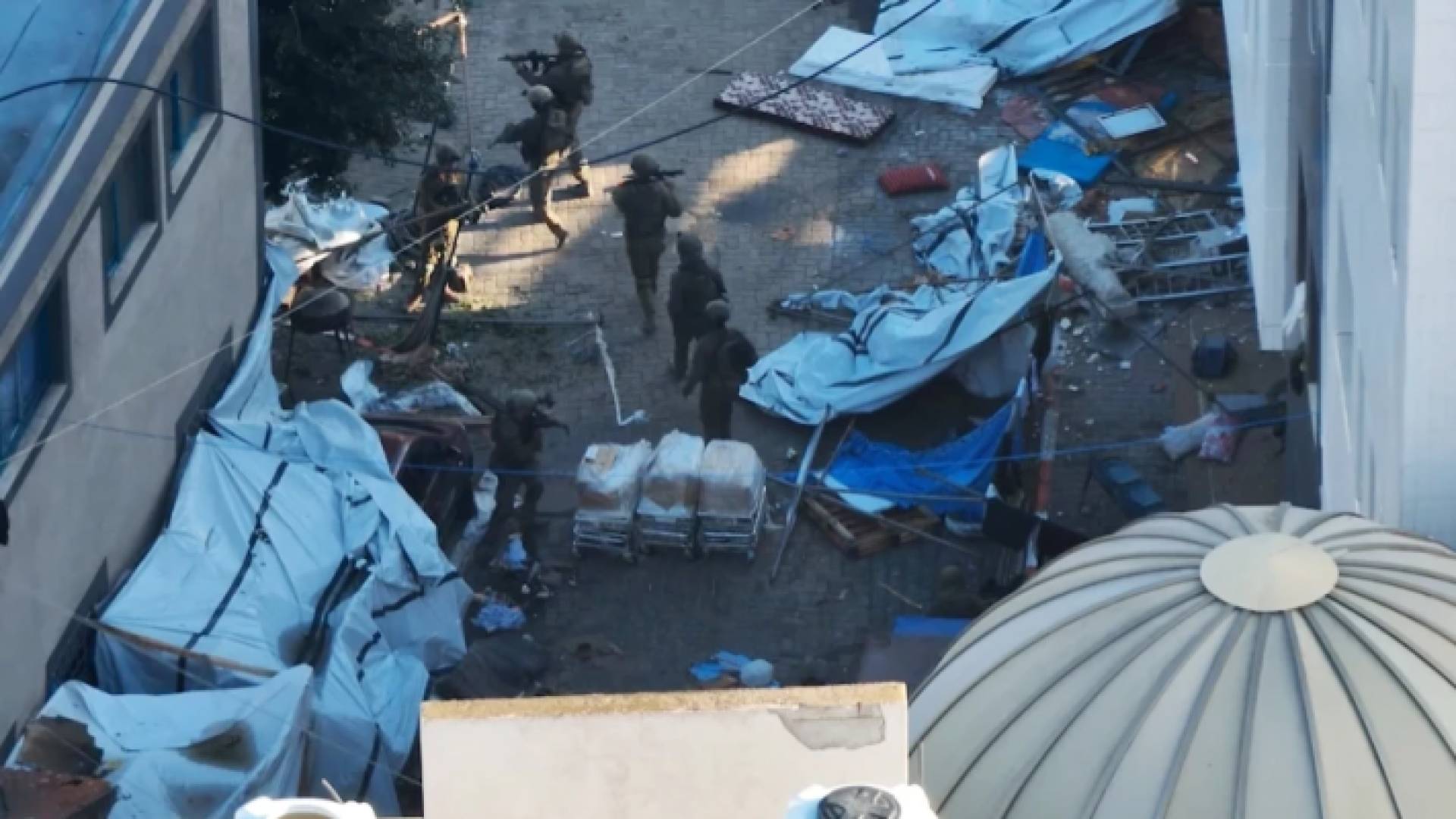 قوات الاحتلال تشن عملية عسكرية في مجمع مستشفى الشفاء في مدينة غزة