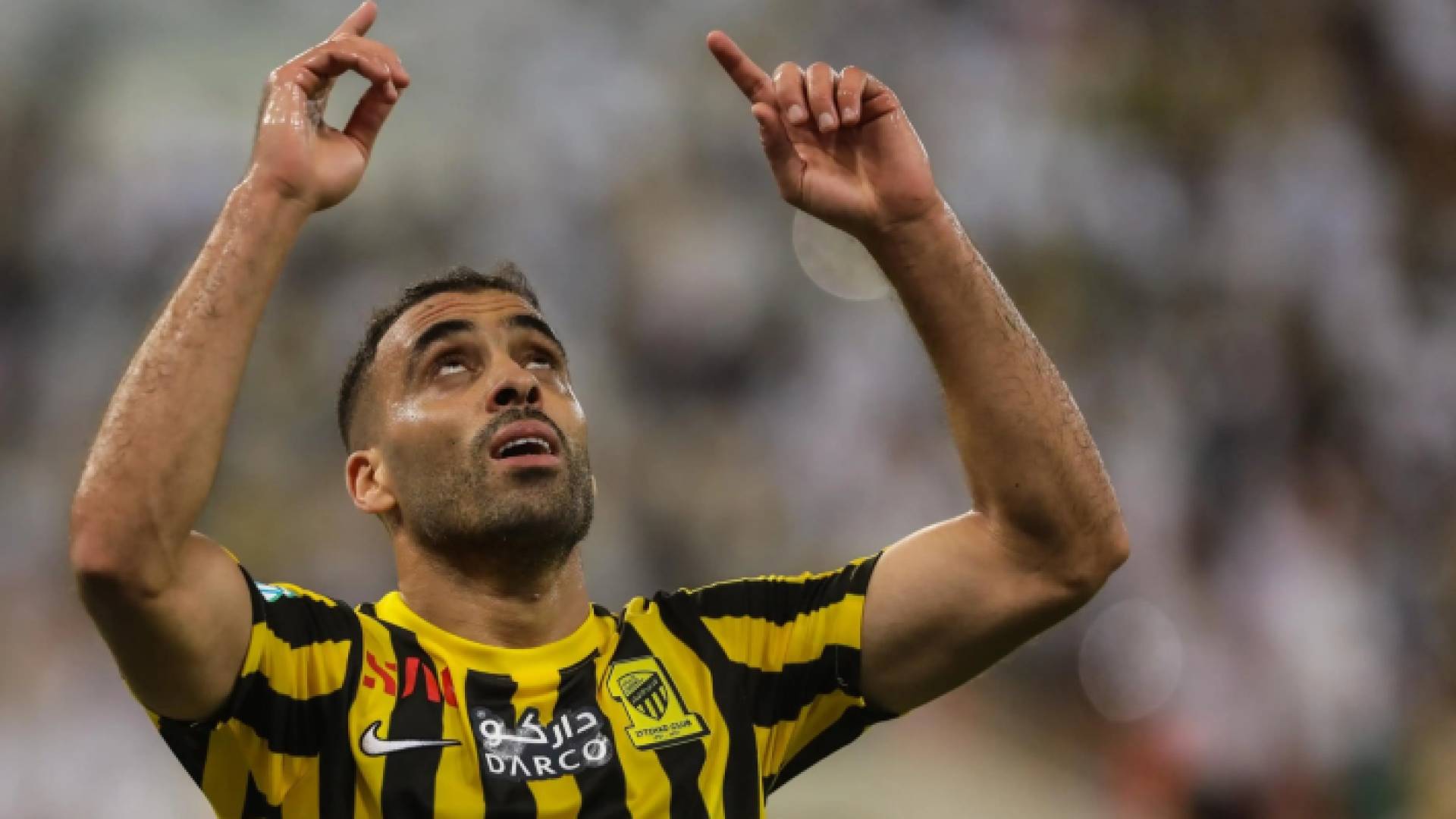 عبد الرزاق حمد الله يحتفل بهدف سابق