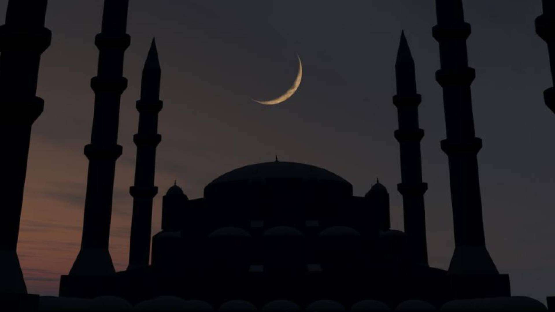 الهلال يعلو قبة مسجد