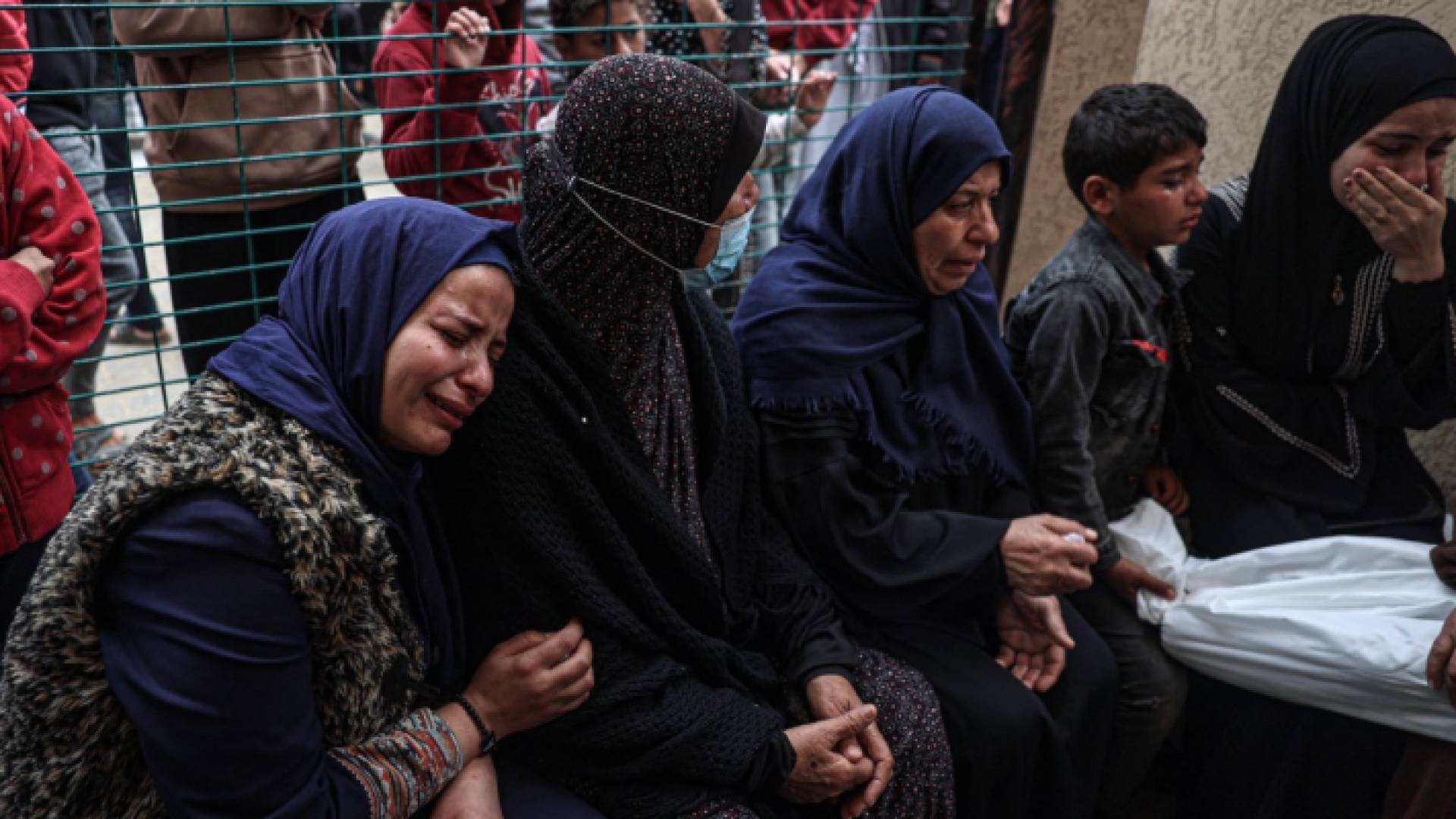 فلسطينيات يبكين ذويهن في قطاع غزة