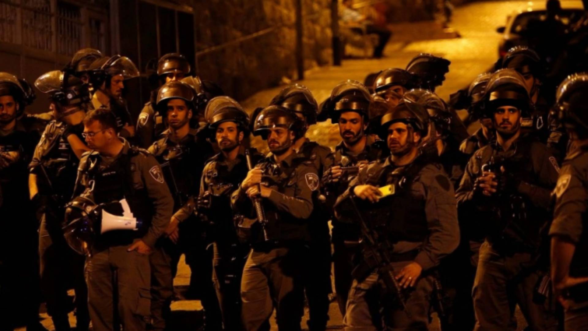 قوات الاحتلال خلال مداهمتها المصلين في الأقصى "أرشيفية"