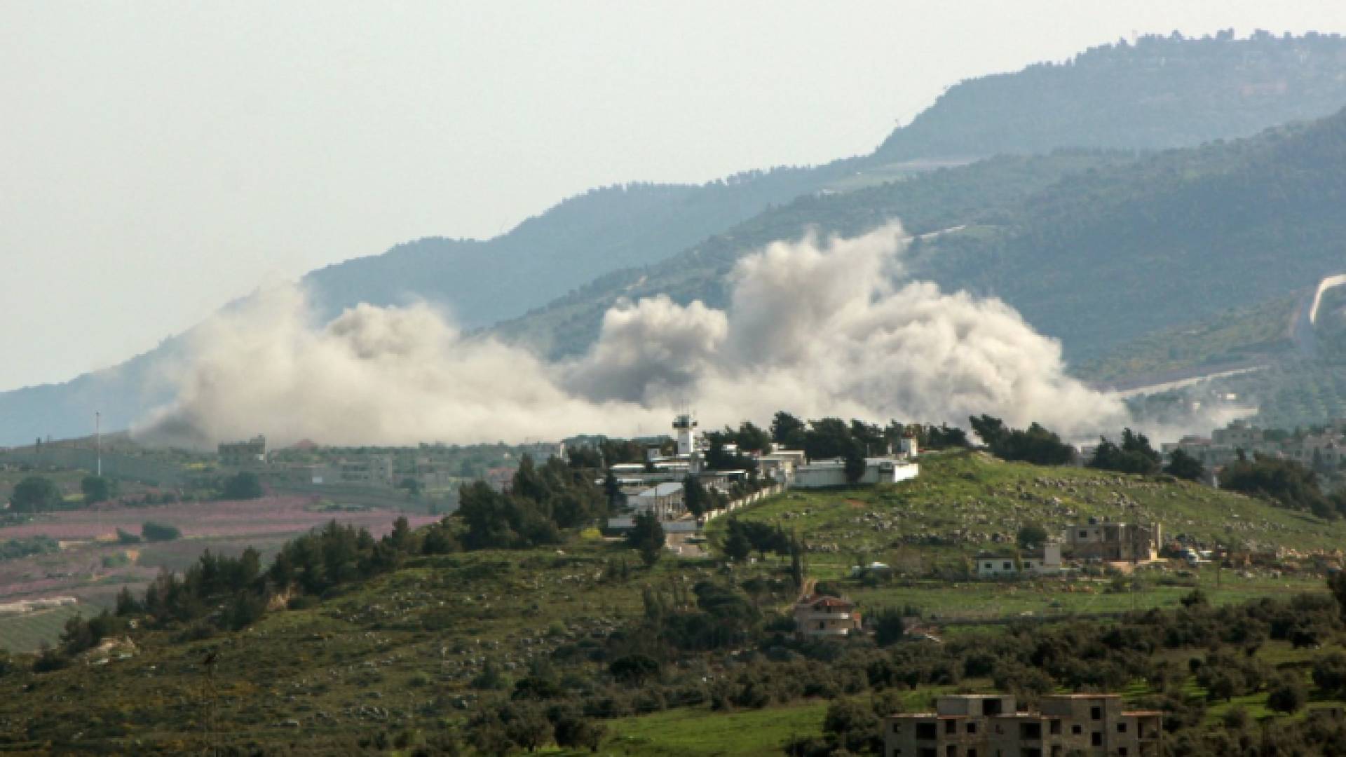 تصاعد الدخان جراء قصف الاحتلال قرية في جنوب لبنان