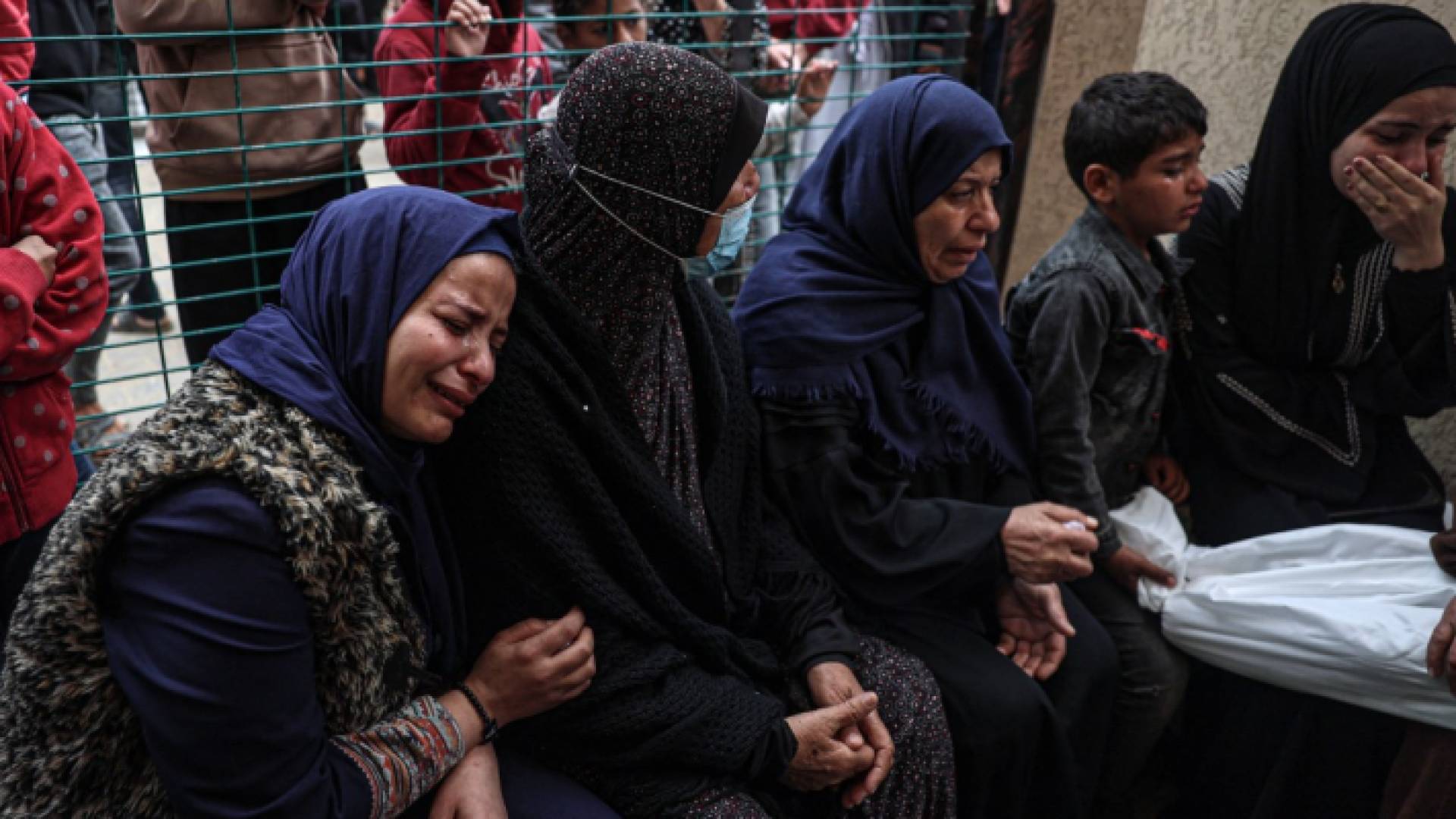 فلسطينيون يبكون قهرا ووجعا في قطاع غزة