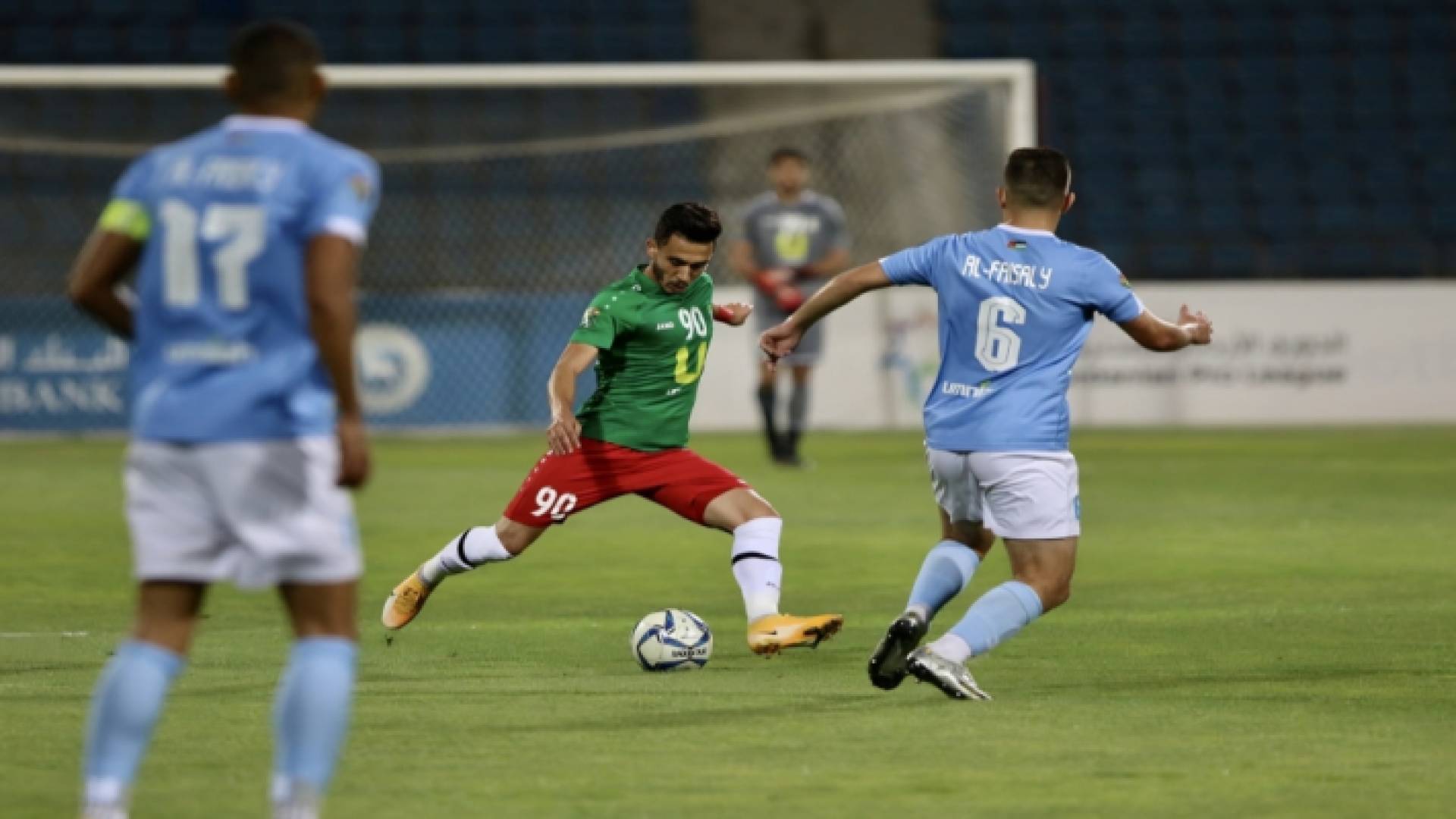 لاعبا الوحدات والفيصلي في قمة سابقة