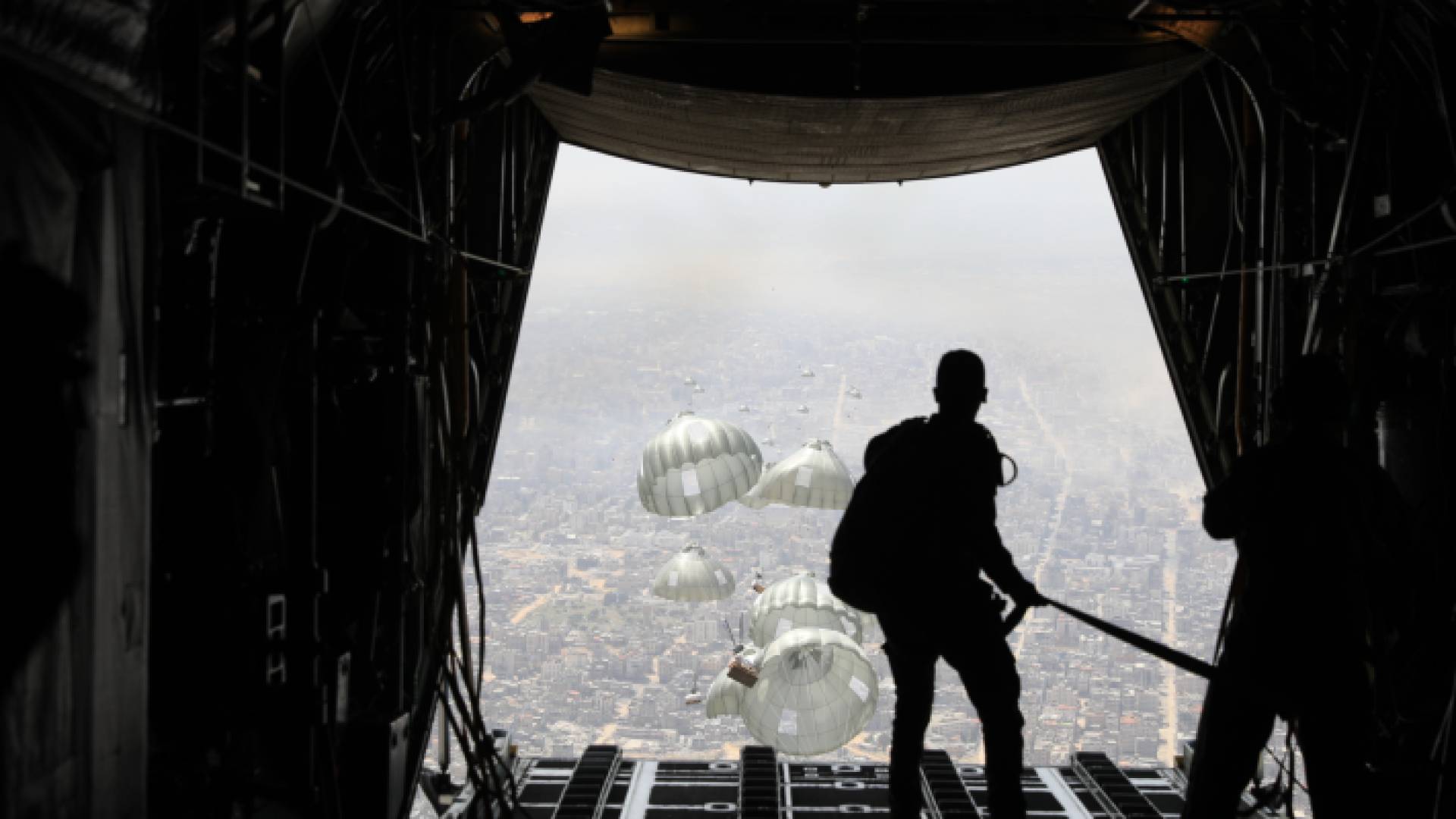 جانب من انزال مساعدات جوية على قطاع غزة من قبل القوات المسلحة