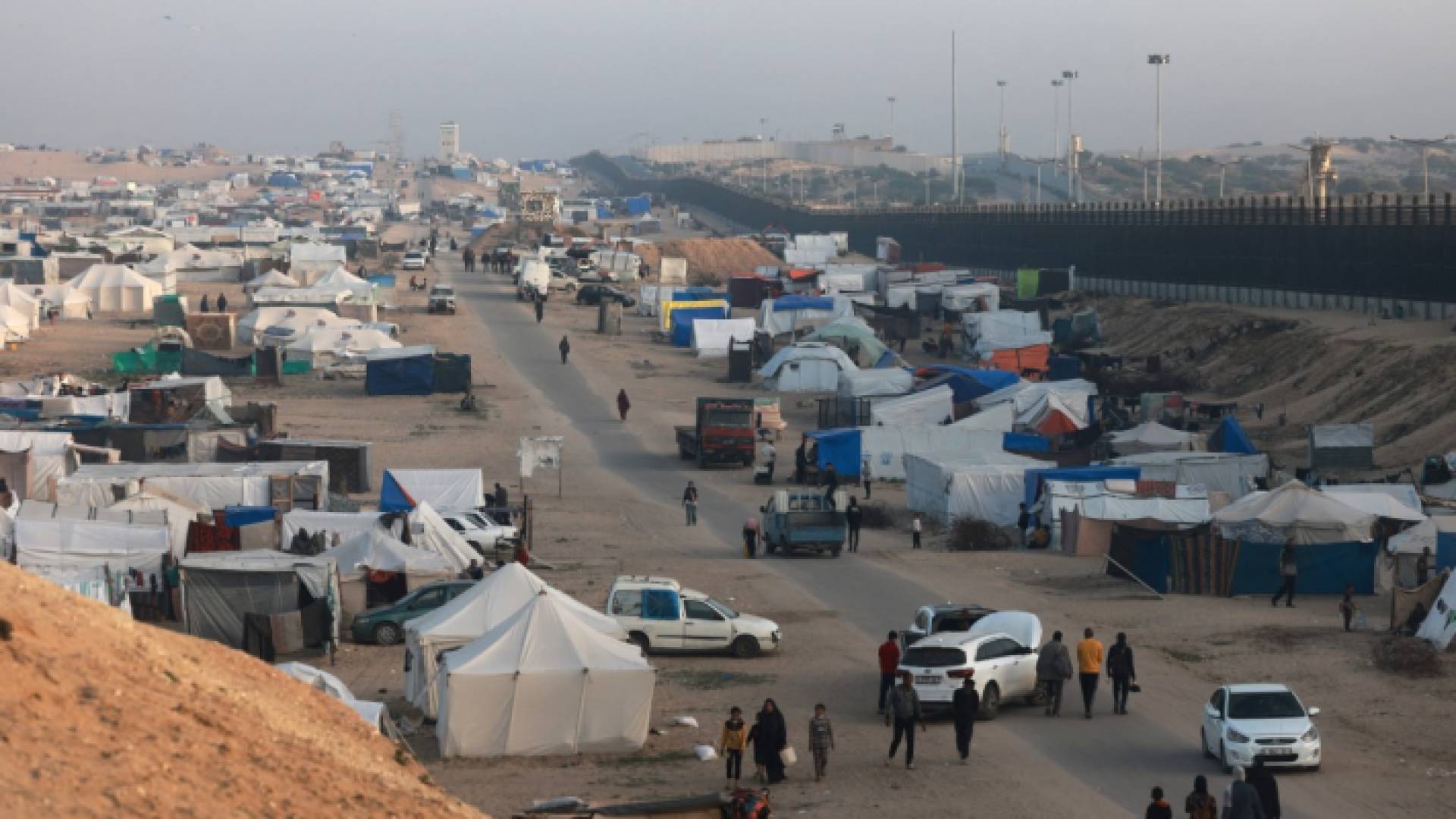 خيام تؤوي فلسطينيين نازحين في رفح جنوبي قطاع غزة على الحدود مع مصر