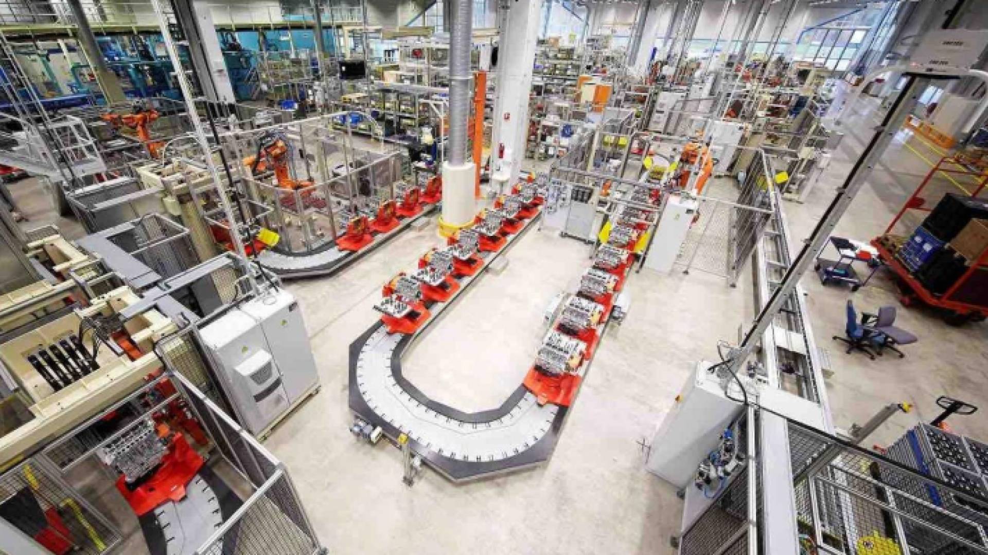 عمل أحد المصانع