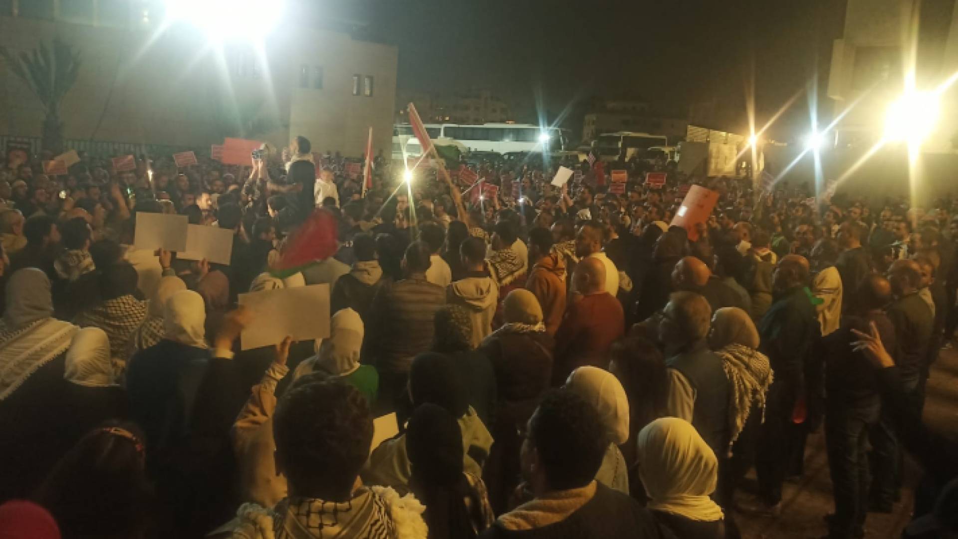 مشاركون في الوقفة الاحتجاجية في محيط سفارة الاحتلال