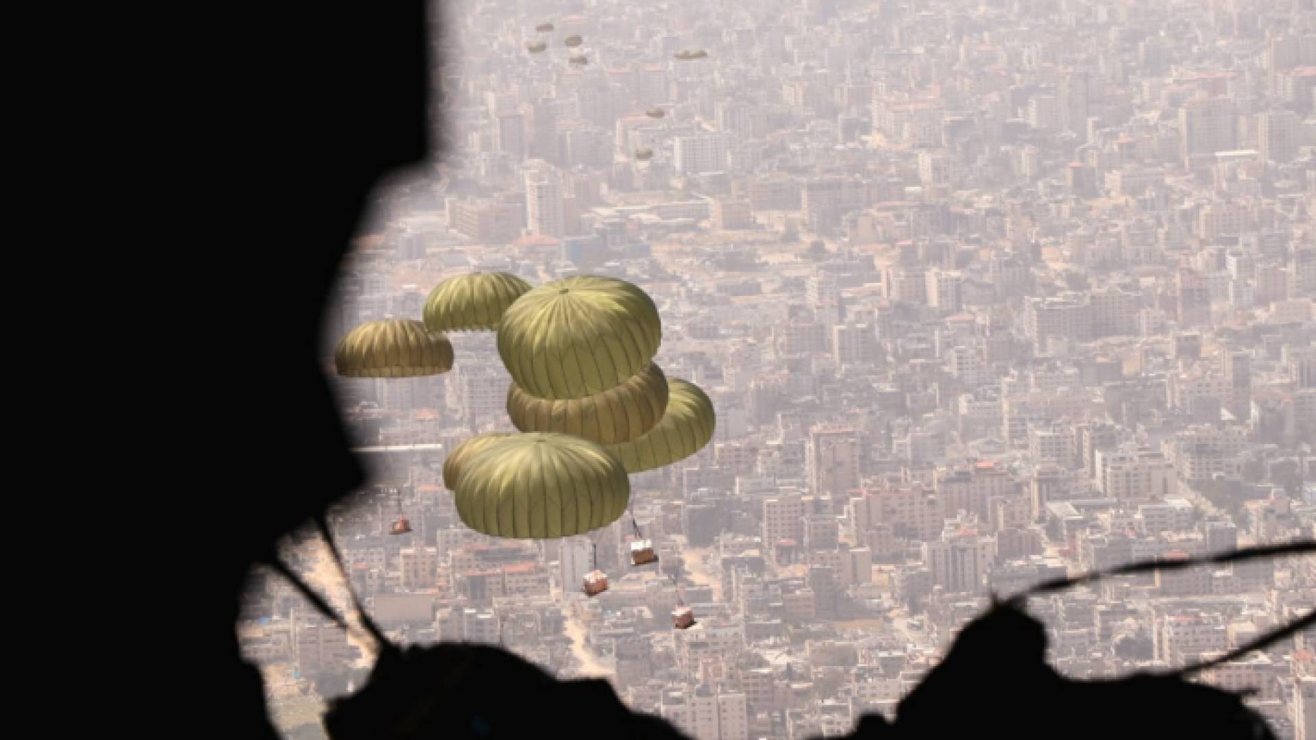 إنزالات جوية اغاثية على شمال قطاع غزة