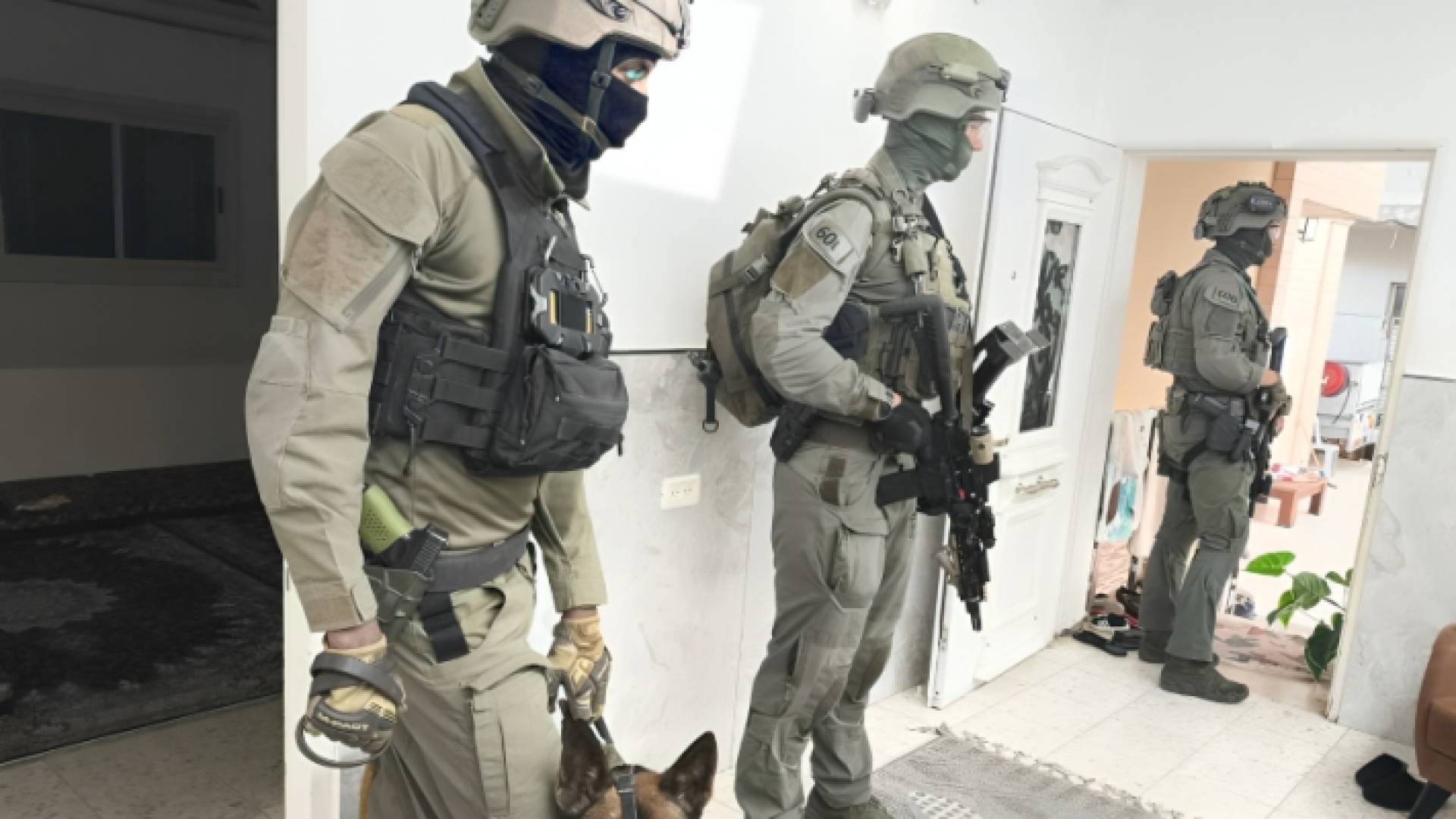 وسائل إعلام فلسطينية نشرت صورة أثناء اعتقال شقيقة هنية من منزلها