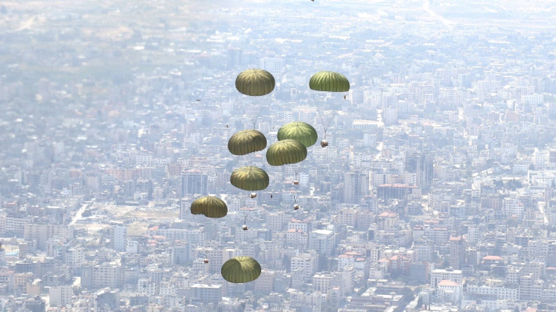 صورة لعملية إنزال جوي على قطاع غزة