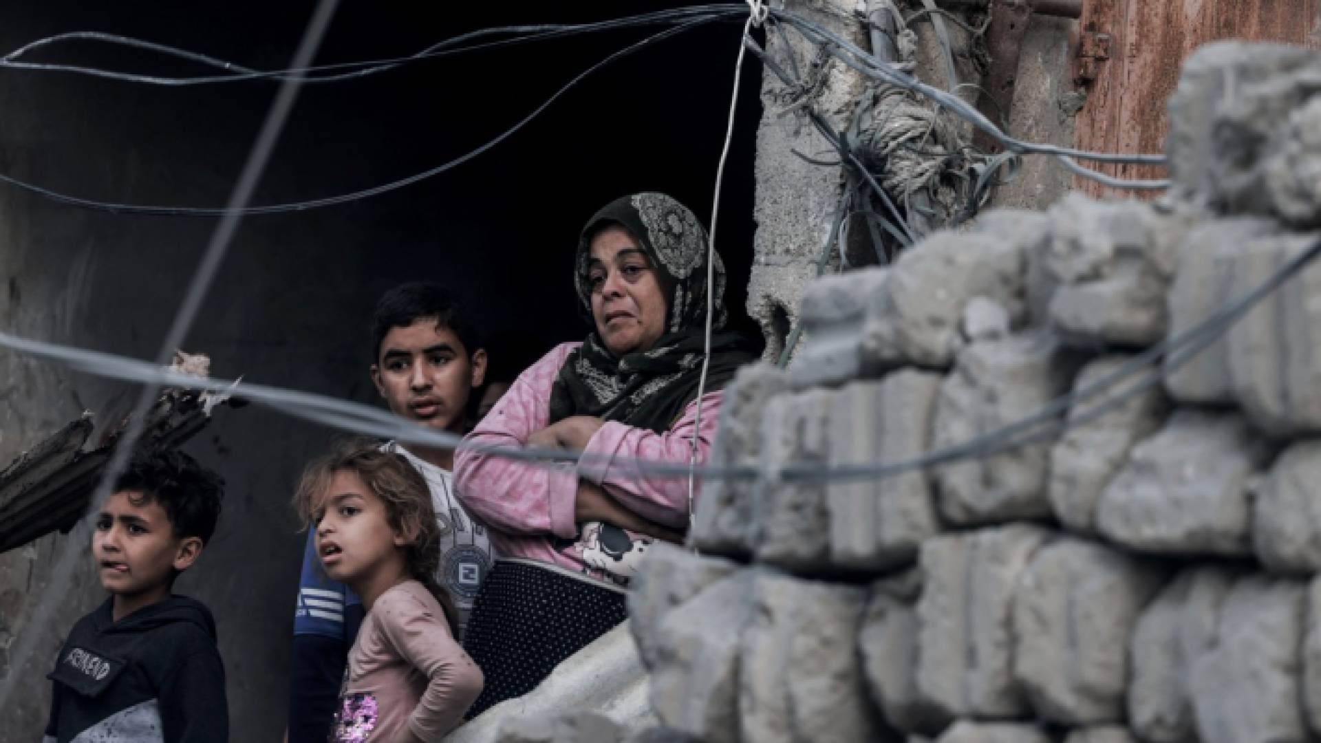 فلسطينيون يشاهدون نقل جثث الشهداء في رفح