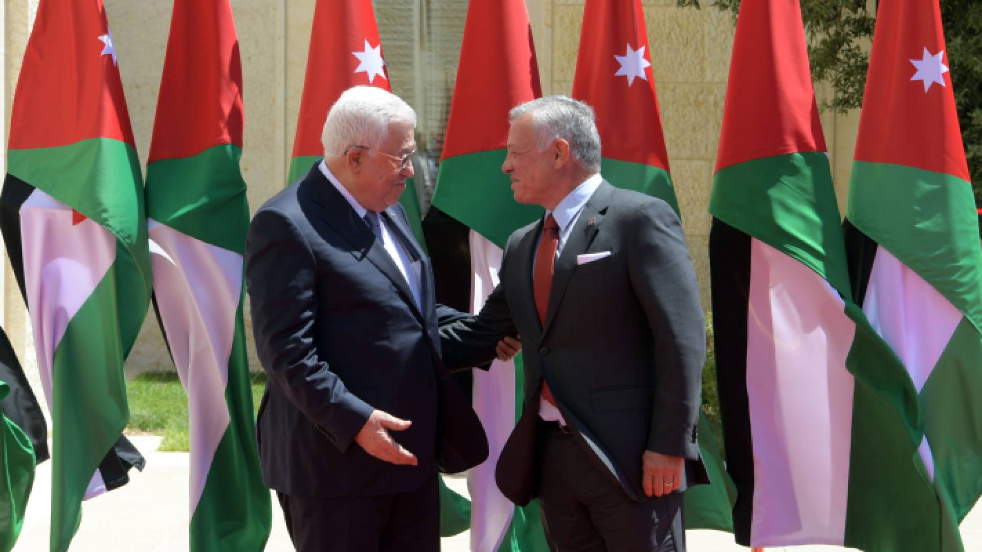 الملك عبدالله الثاني والرئيس الفلسطيني محمود عباس في لقاء سابق