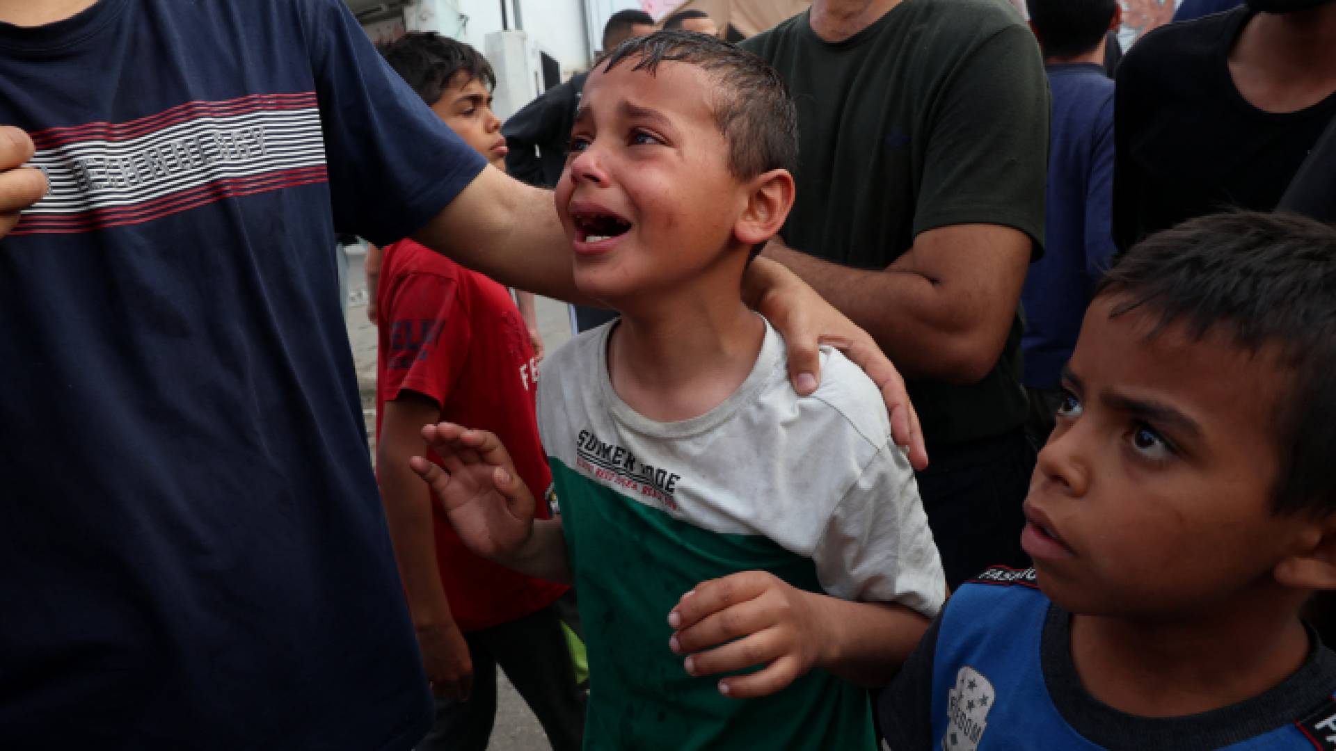 فتى فلسطيني يبكي أثناء نقل شهداء قصف الاحتلال الإسرائيلي إلى مستشفى النجار في رفح