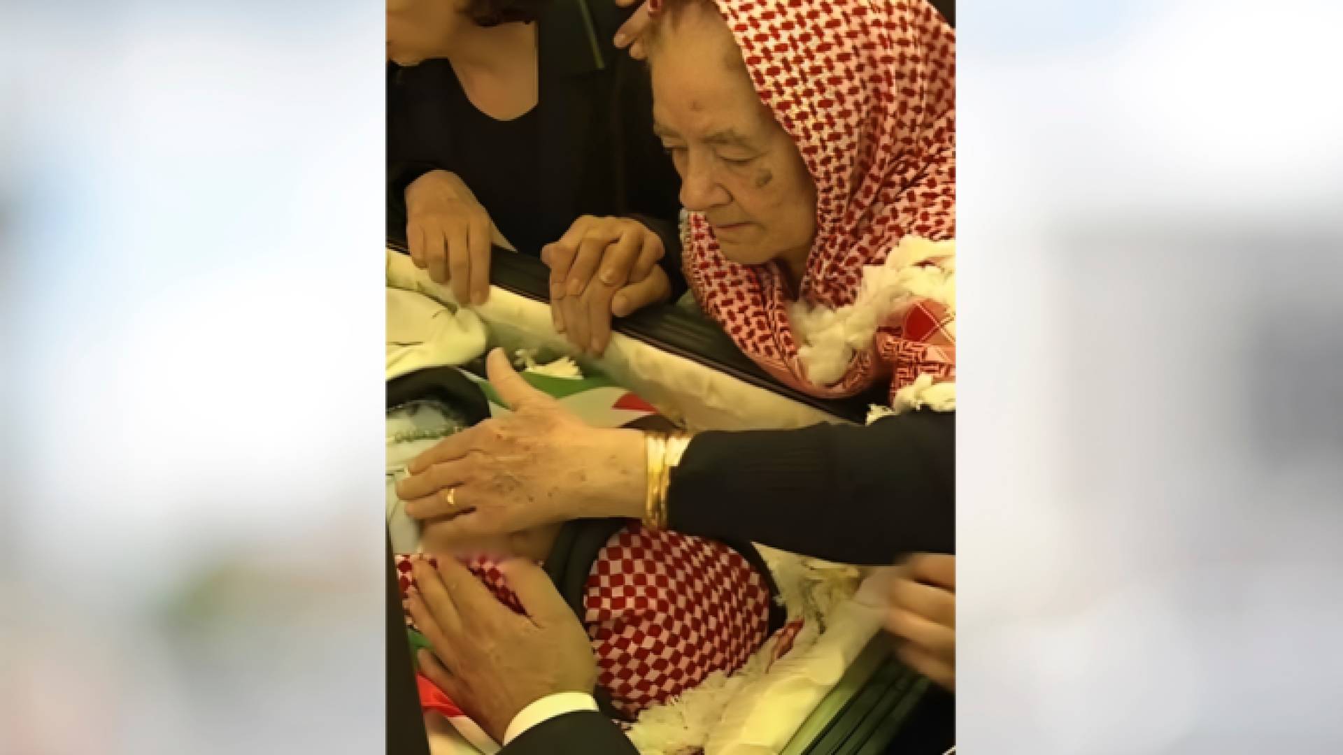 السيدة نبيهة حتر في وداع نجلها قبل 8 سنوات