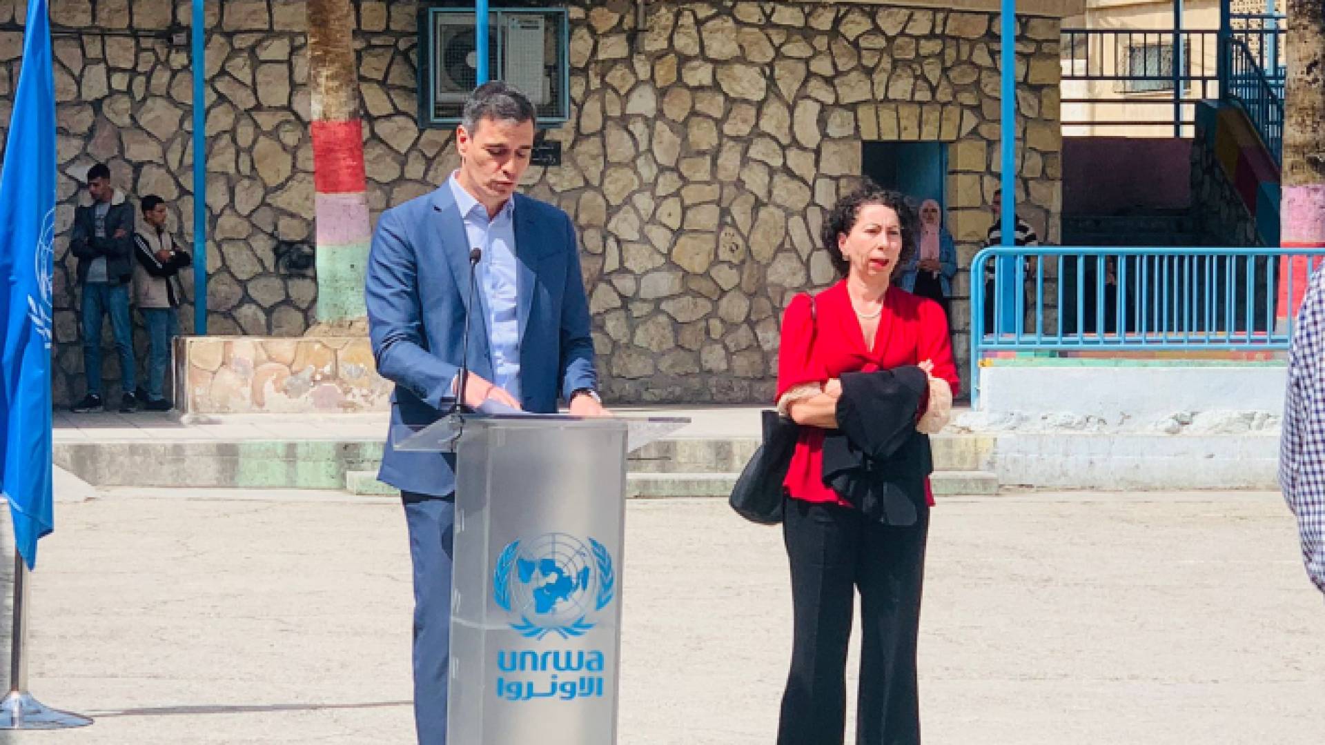 رئيس الوزراء الإسباني خلال عقده مؤتمر صحفي في عمان