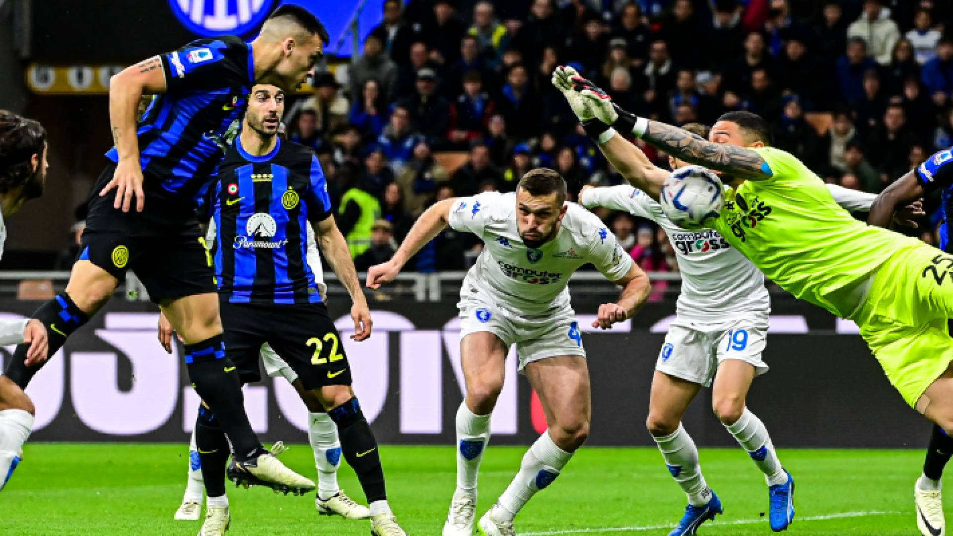 جانب من مباراة ميلان وامبولي في الدوري الايطالي