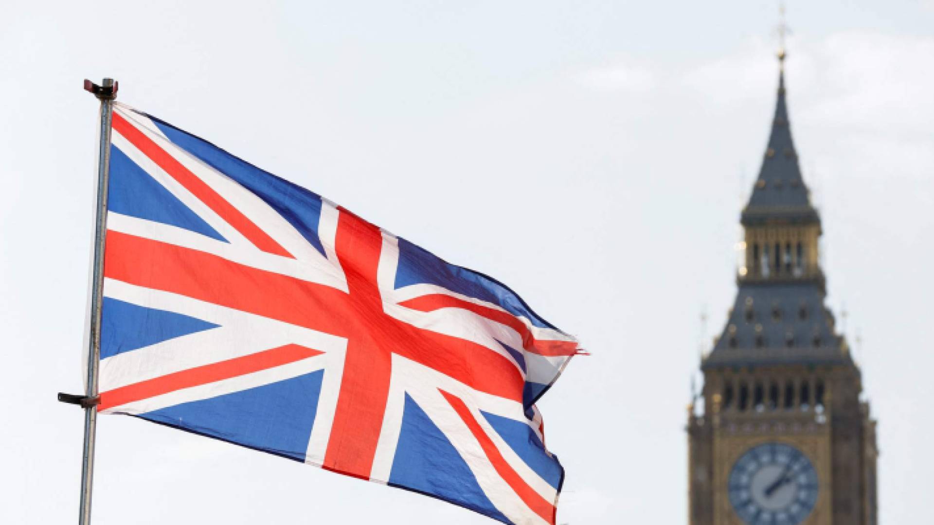 علم بريطانيا وساعة بيغ بين الشهيرة