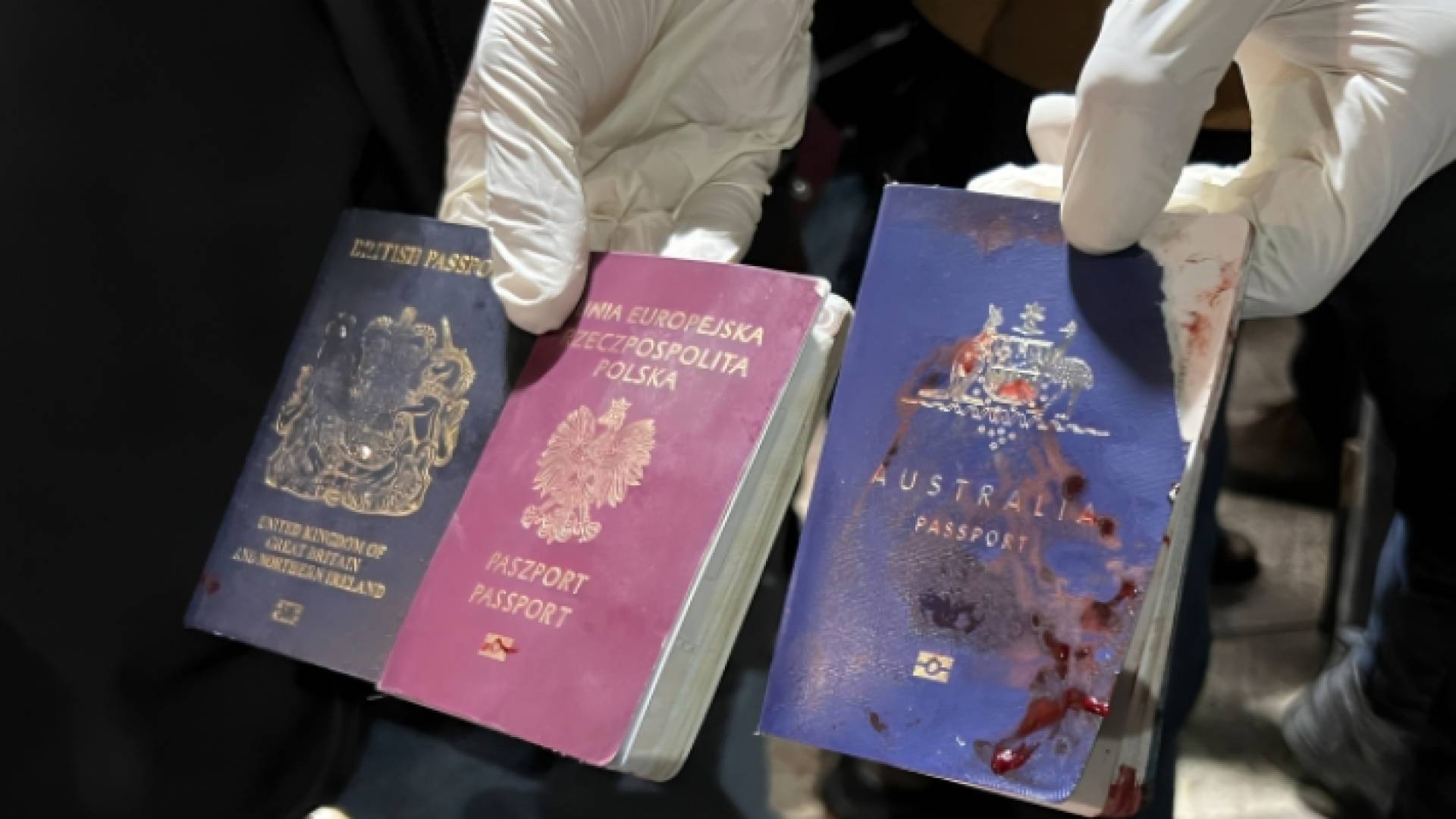 جوازات سفر الفريق الإغاثي ملطخة بالدماء جراء استهدافهم من قبل الاحتلال