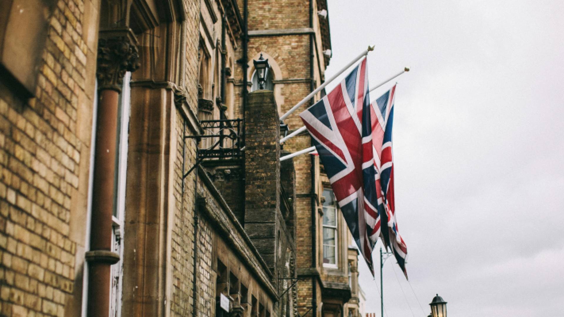 العلم البريطاني يتدلى من شرفة أحد المنازل