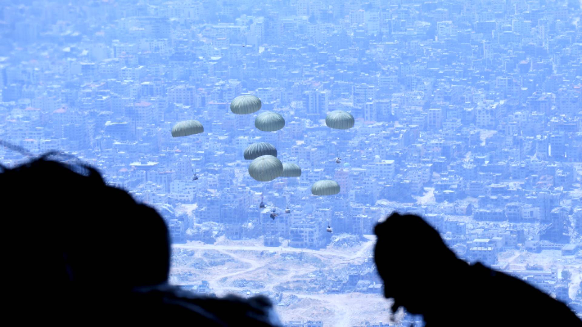 جانب من عملية إنزال المساعدات على قطاع غزة