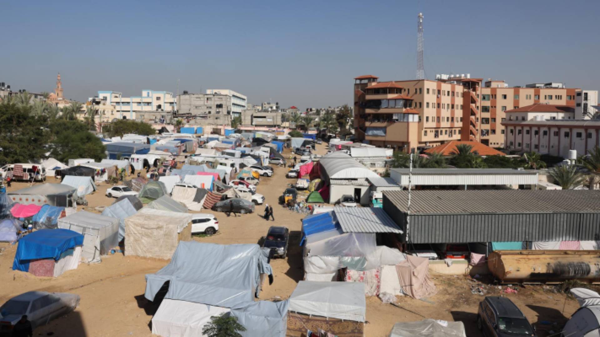 من محيط مجمع ناصر الطبي في قطاع غزة