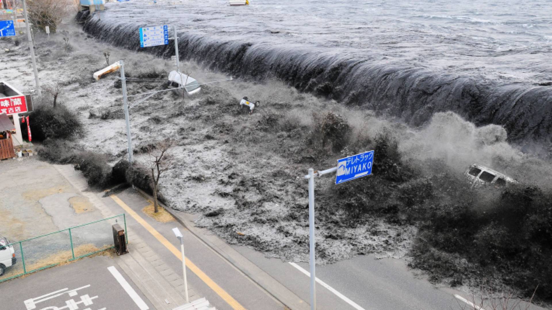 تسونامي يضرب اليابان في وقت سابق