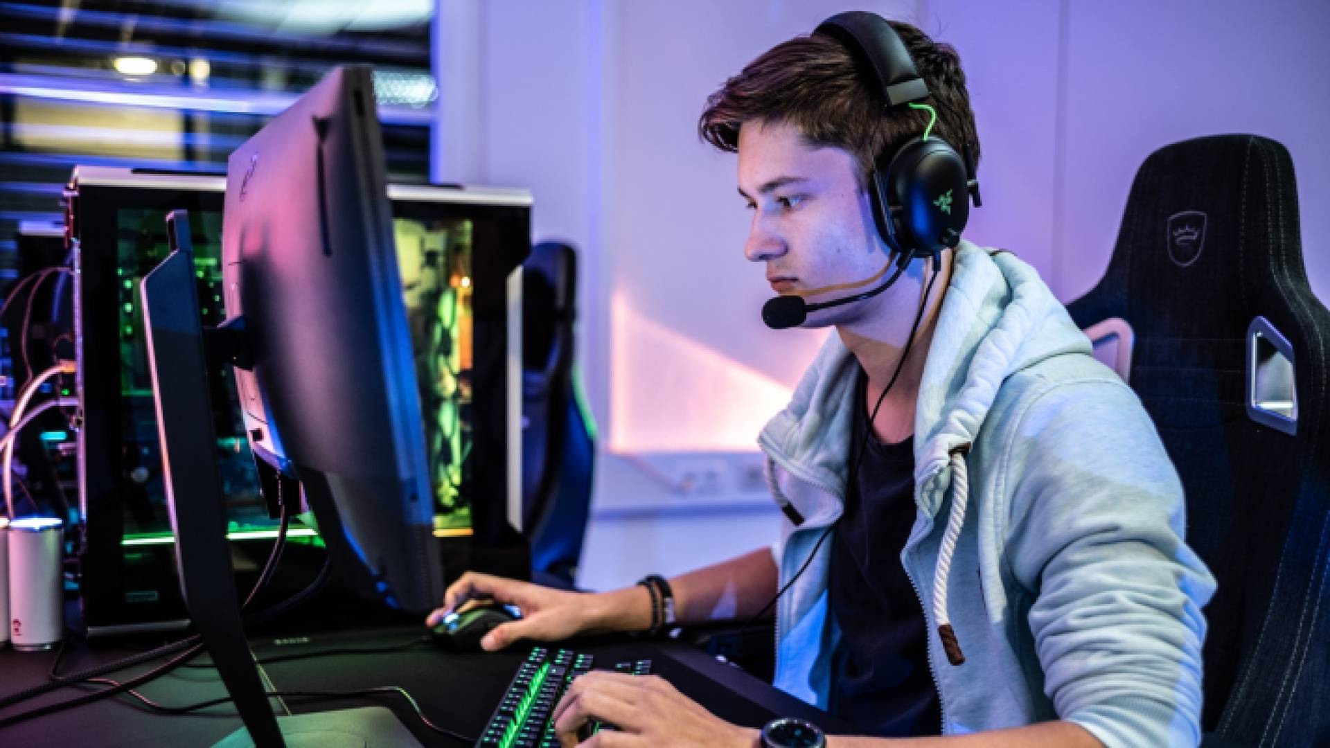 شاب يلعب الألعاب الرقمية