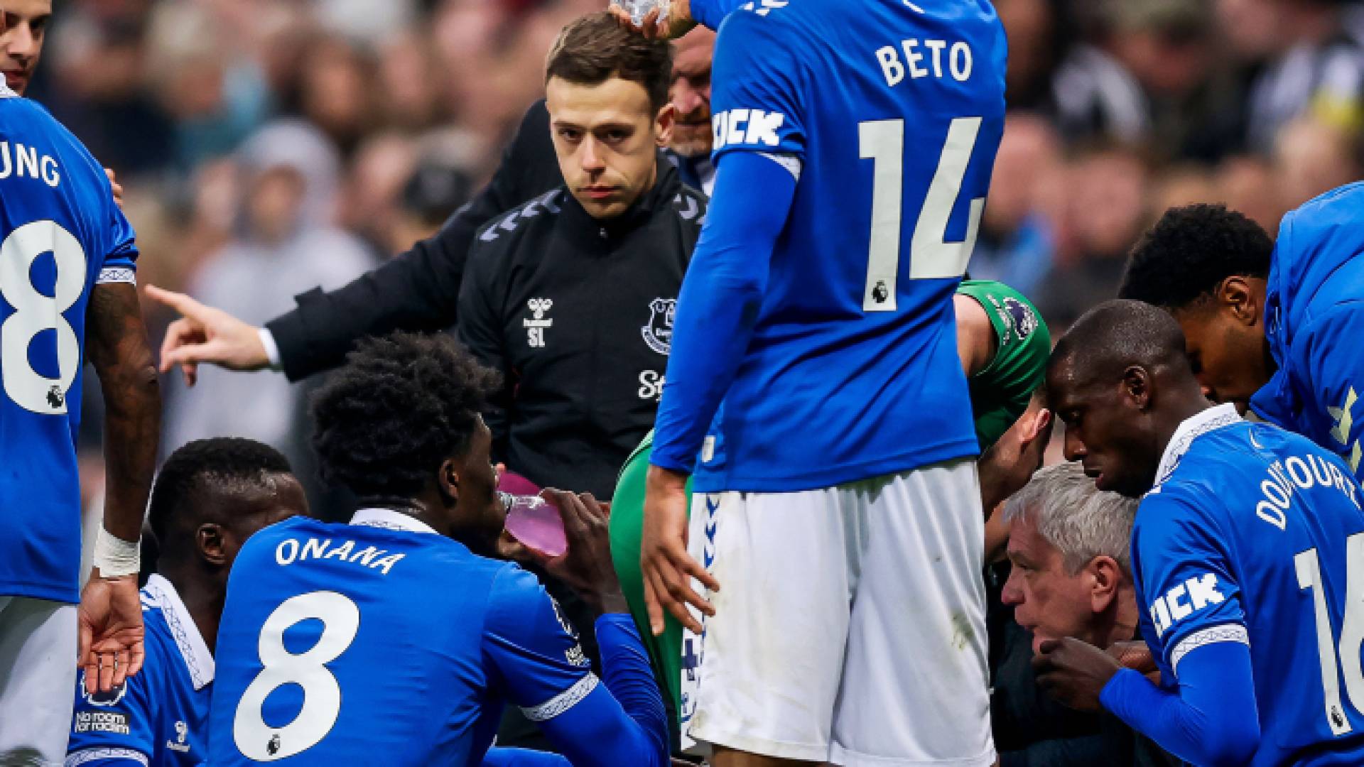 لاعبوا ايفرتون المسلمين يكسرون صيامهم خلال المباراة