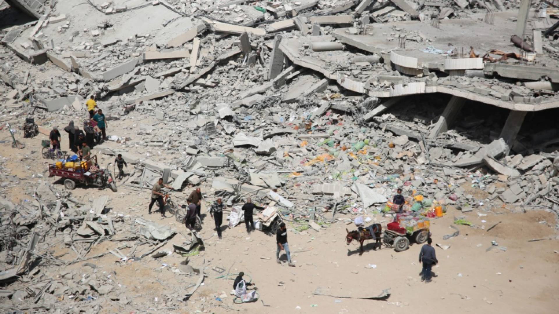 فلسطينيون يتفقدون الأضرار في المنطقة المحيطة بمستشفى الشفاء في غزة